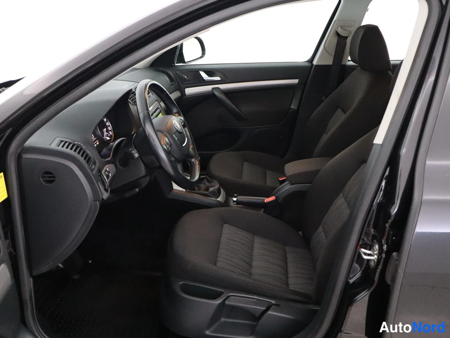 Musta Skoda Octavia 2012, ohjaamo, kuva 8