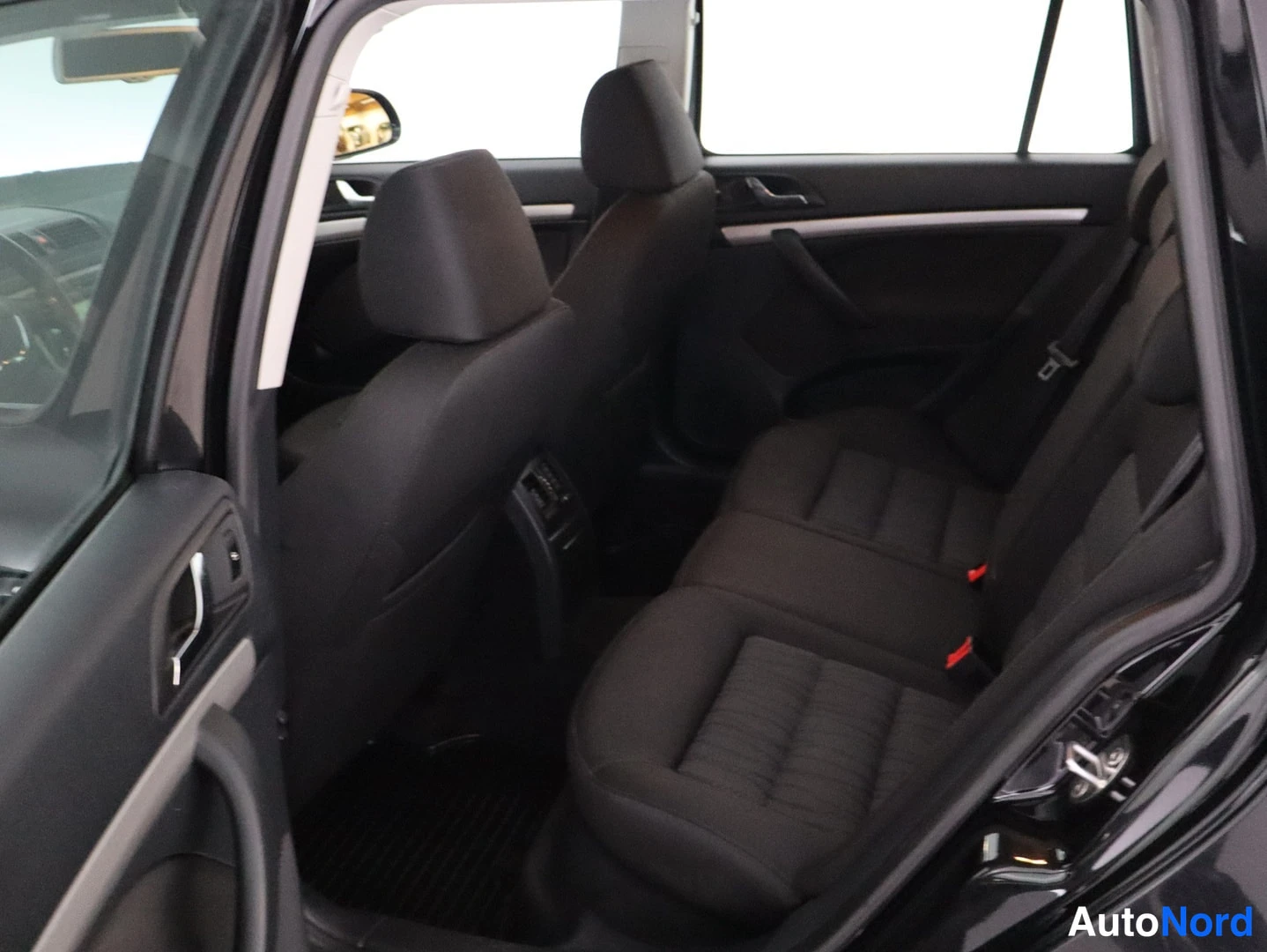 Musta Skoda Octavia 2012, takaistuimet, kuva 12