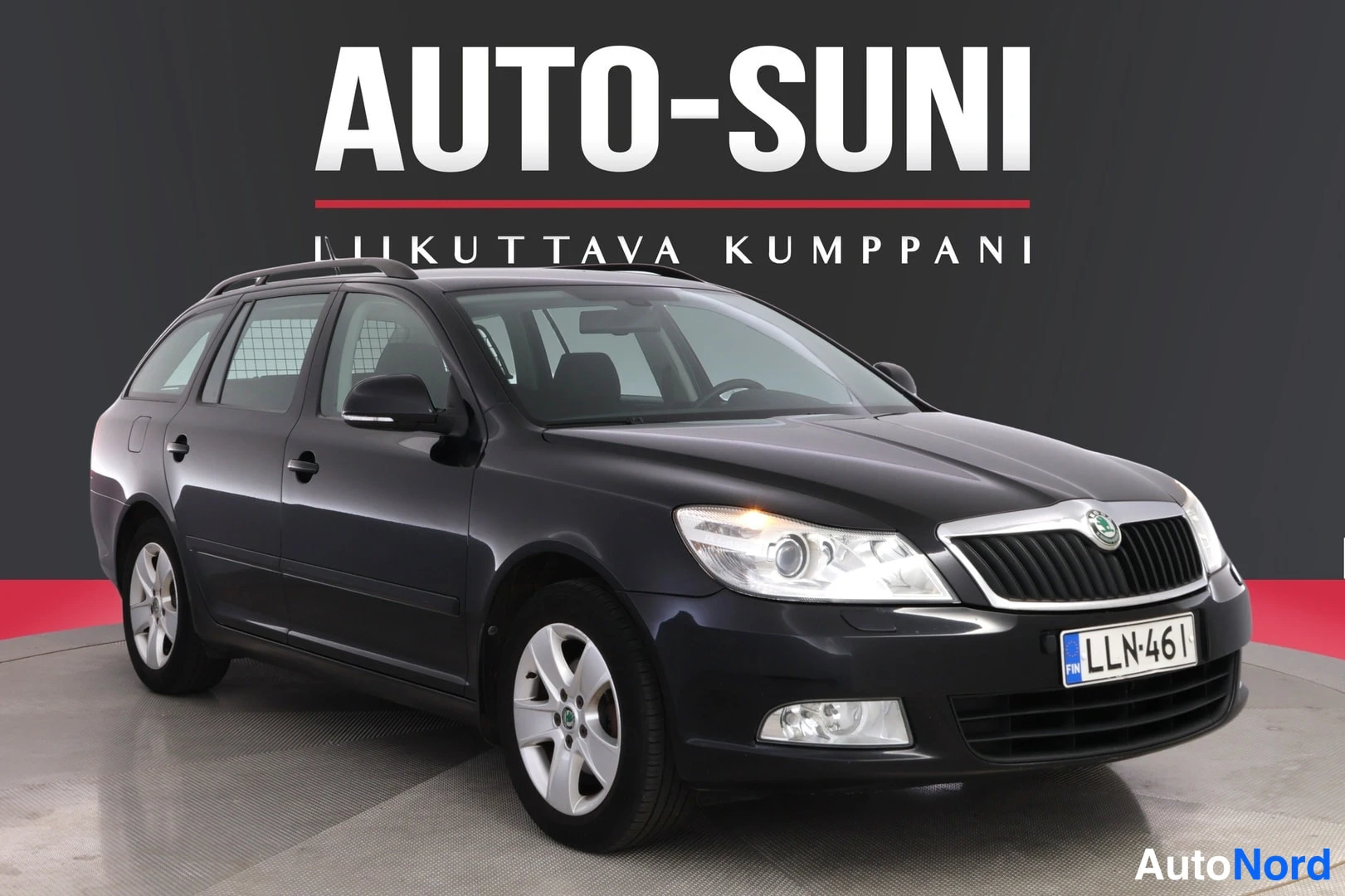 Musta Skoda Octavia 2012, etuviisto, keula oikealle, kuva 2