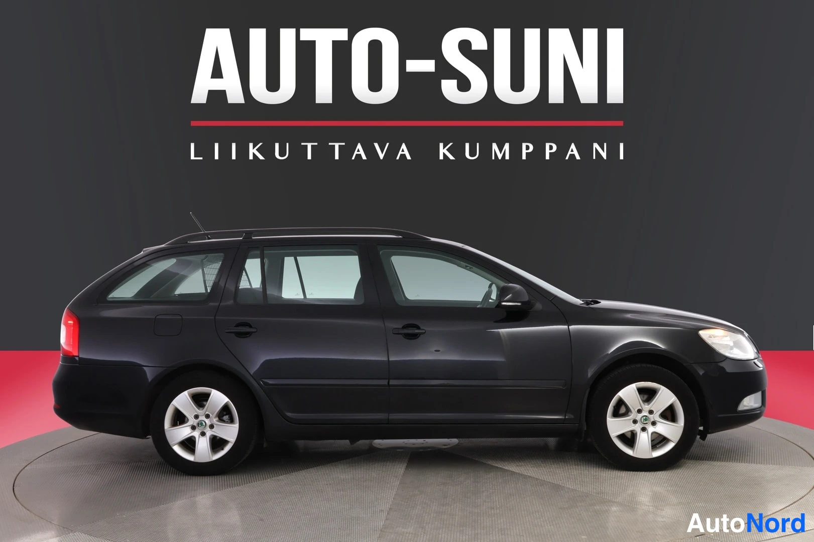 Musta Skoda Octavia 2012, etuviisto, keula oikealle, kuva 3
