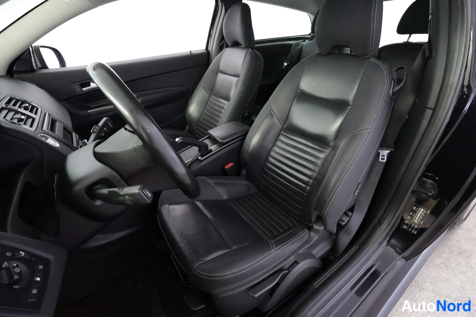 Musta Volvo C30 2012, etuviisto, kuva 3