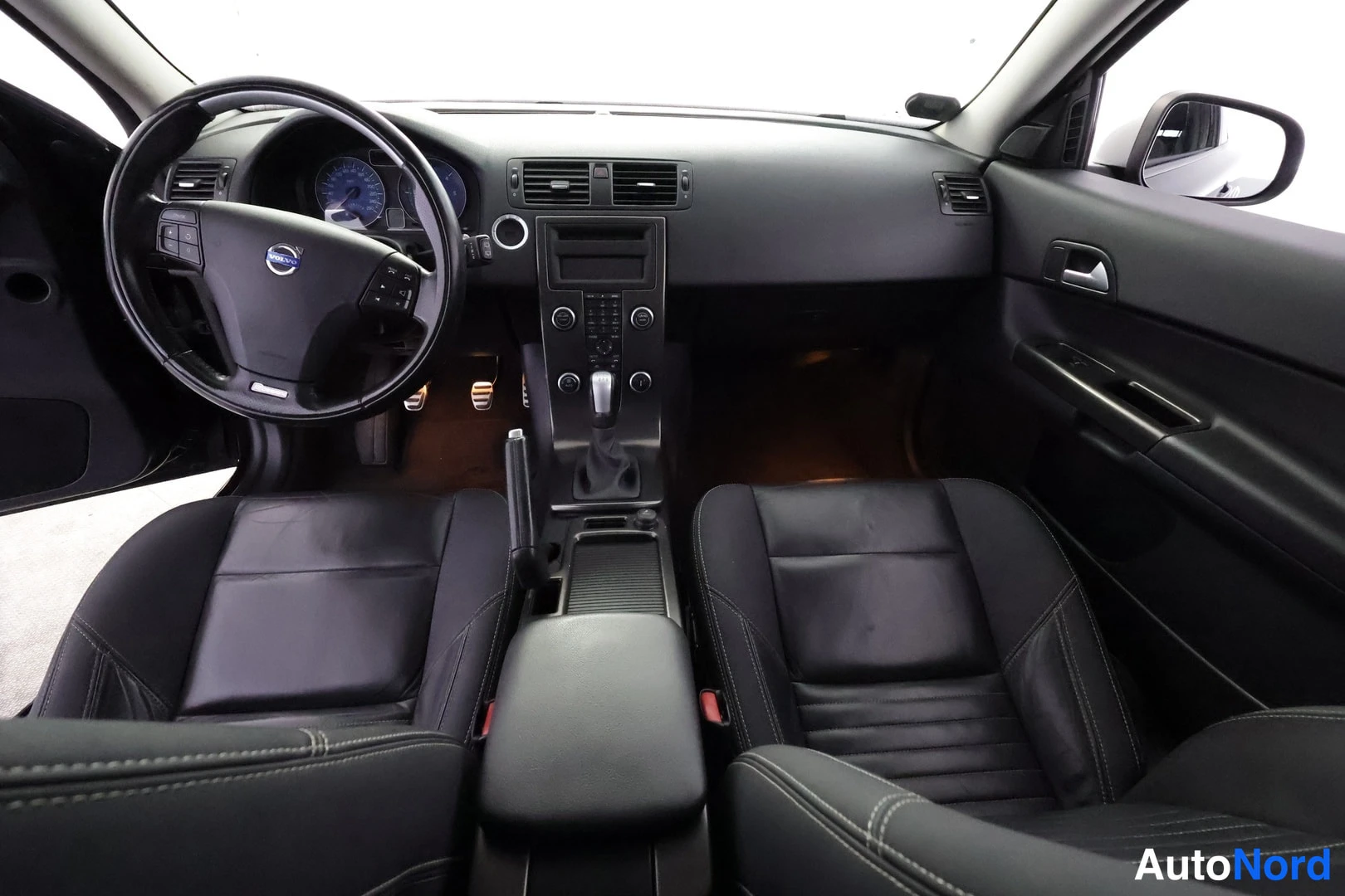 Musta Volvo C30 2012, etuviisto, kuva 5