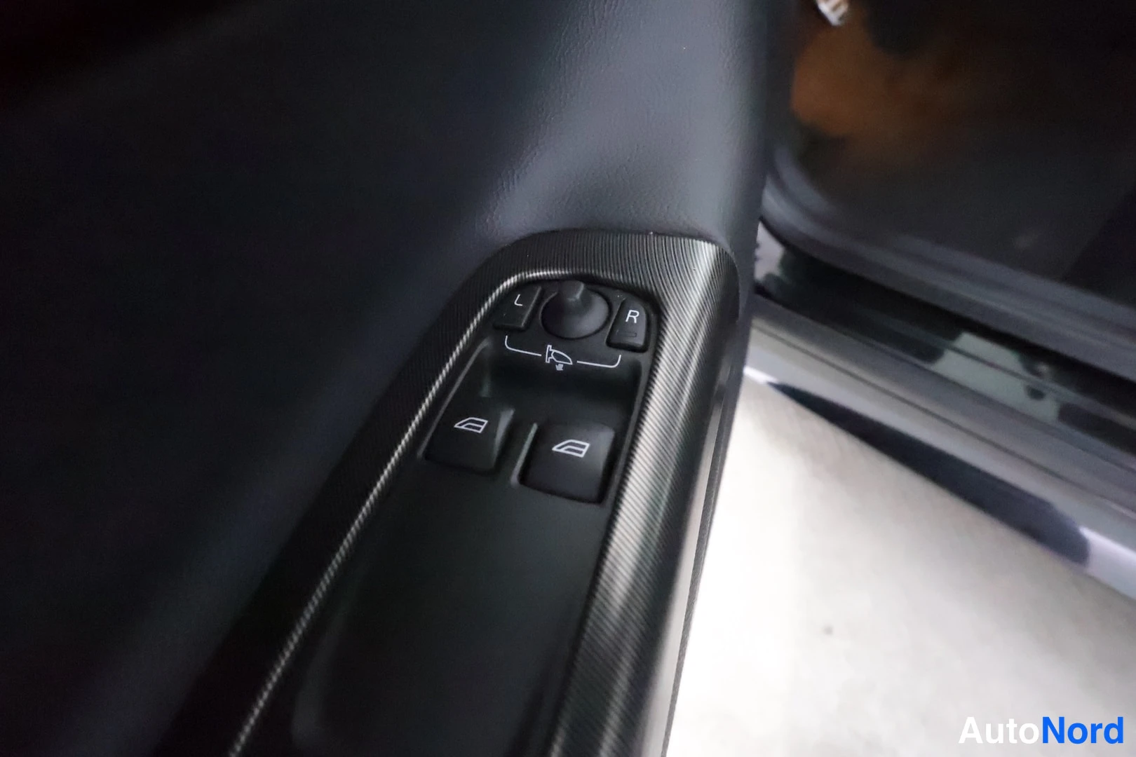 Musta Volvo C30 2012, yksityiskohta, kuva 11