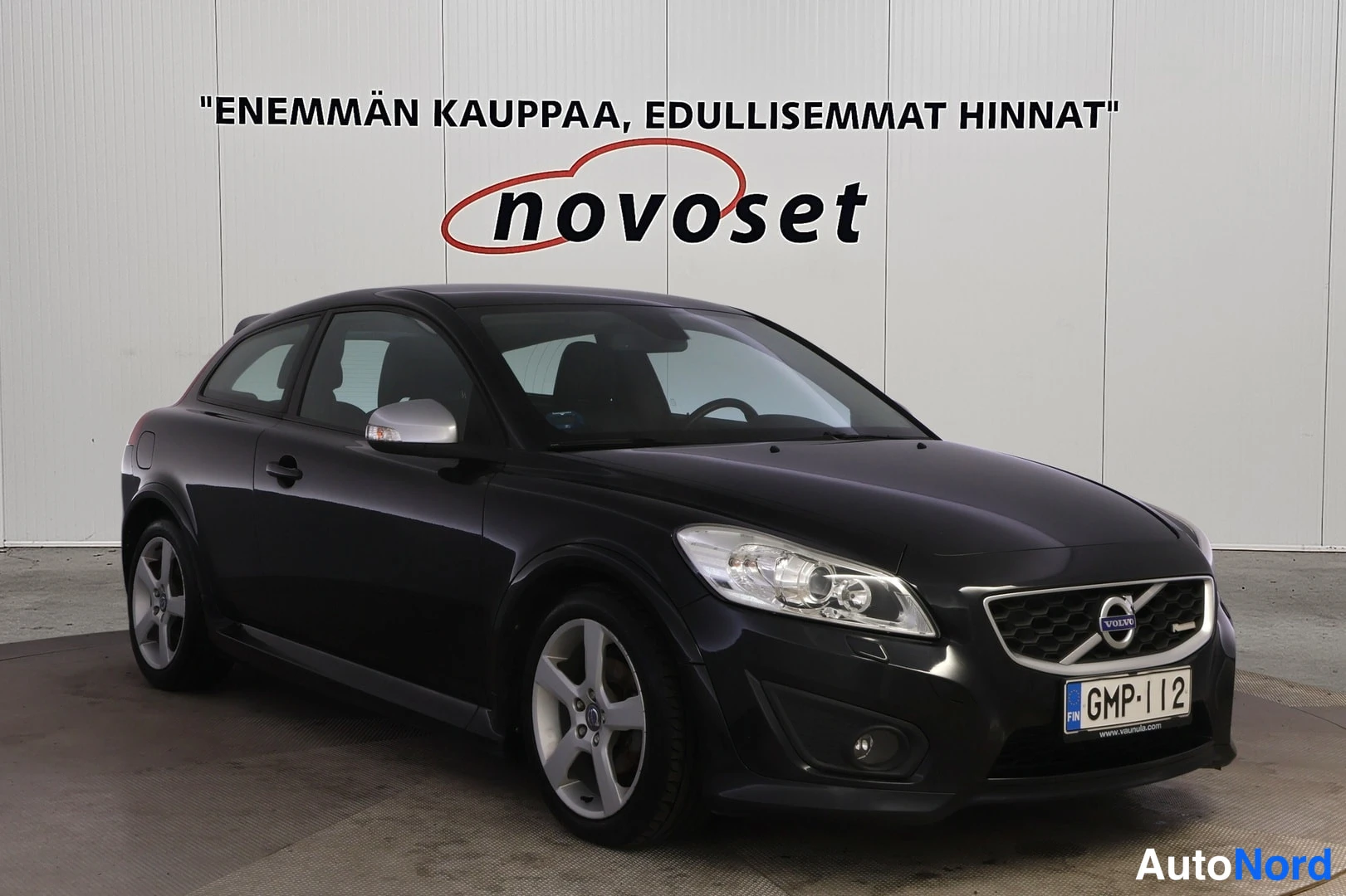Musta Volvo C30 2012, etuviisto, keula oikealle, kuva 2