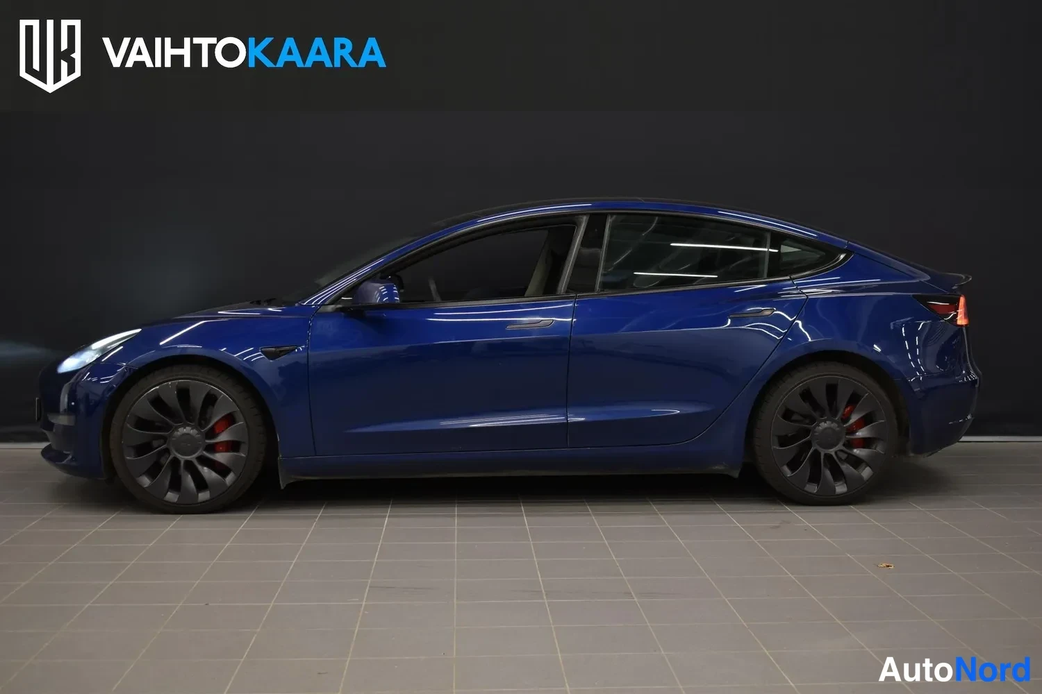 Sininen Tesla Model 3 Performance 2022, etuviisto, keula vasemmalle, kuva 2