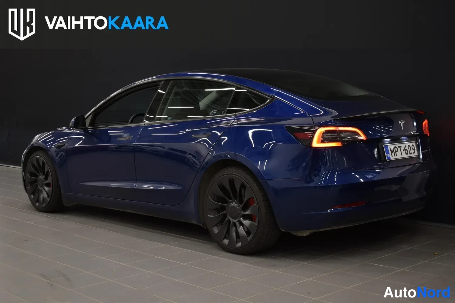 Sininen Tesla Model 3 Performance 2022, takaviisto, kuva 3