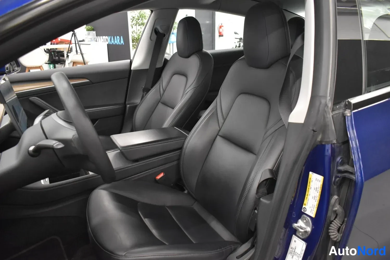 Sininen Tesla Model 3 Performance 2022, kuva 5