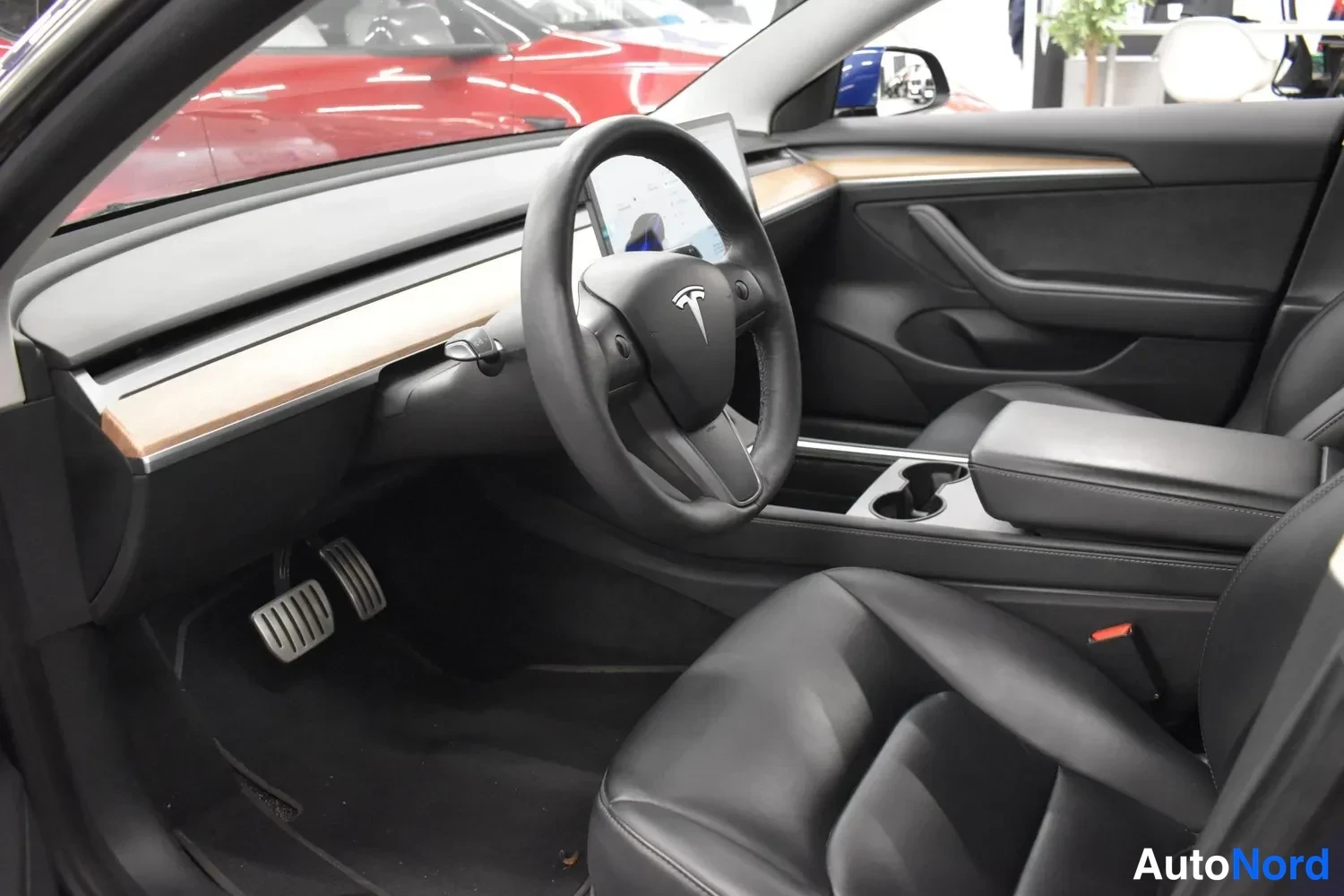Sininen Tesla Model 3 Performance 2022, kuva 6