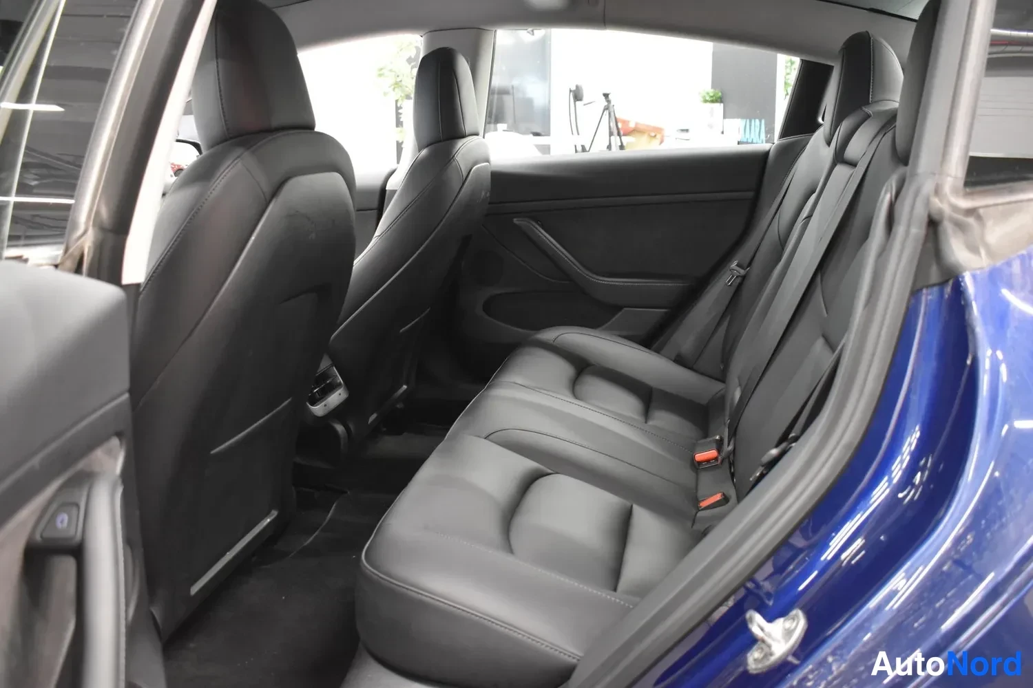 Sininen Tesla Model 3 Performance 2022, kuva 7