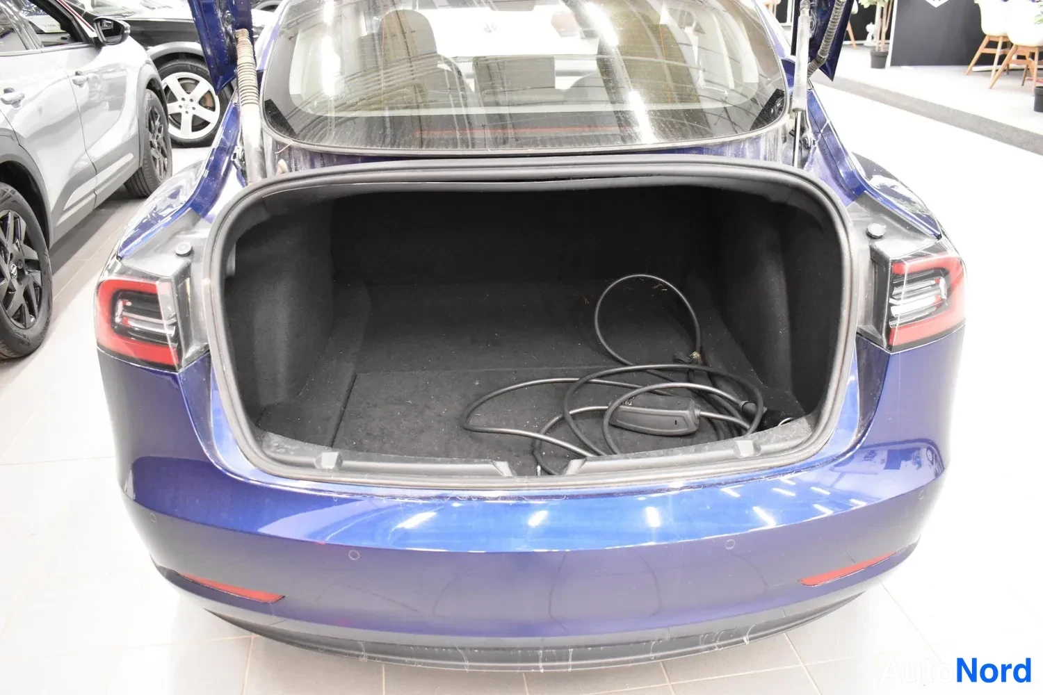 Sininen Tesla Model 3 Performance 2022, takaa, kuva 4