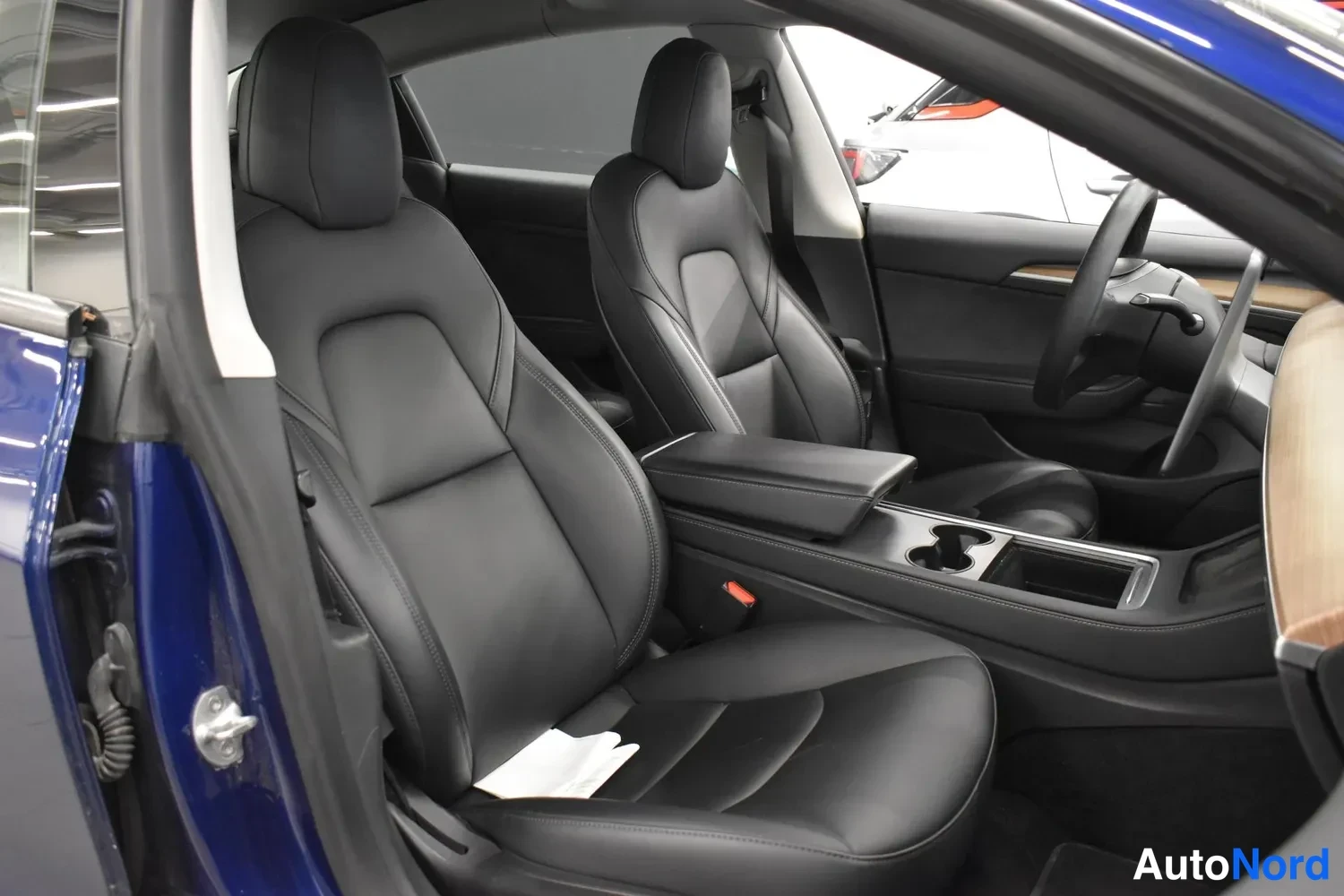 Sininen Tesla Model 3 Performance 2022, kuva 8
