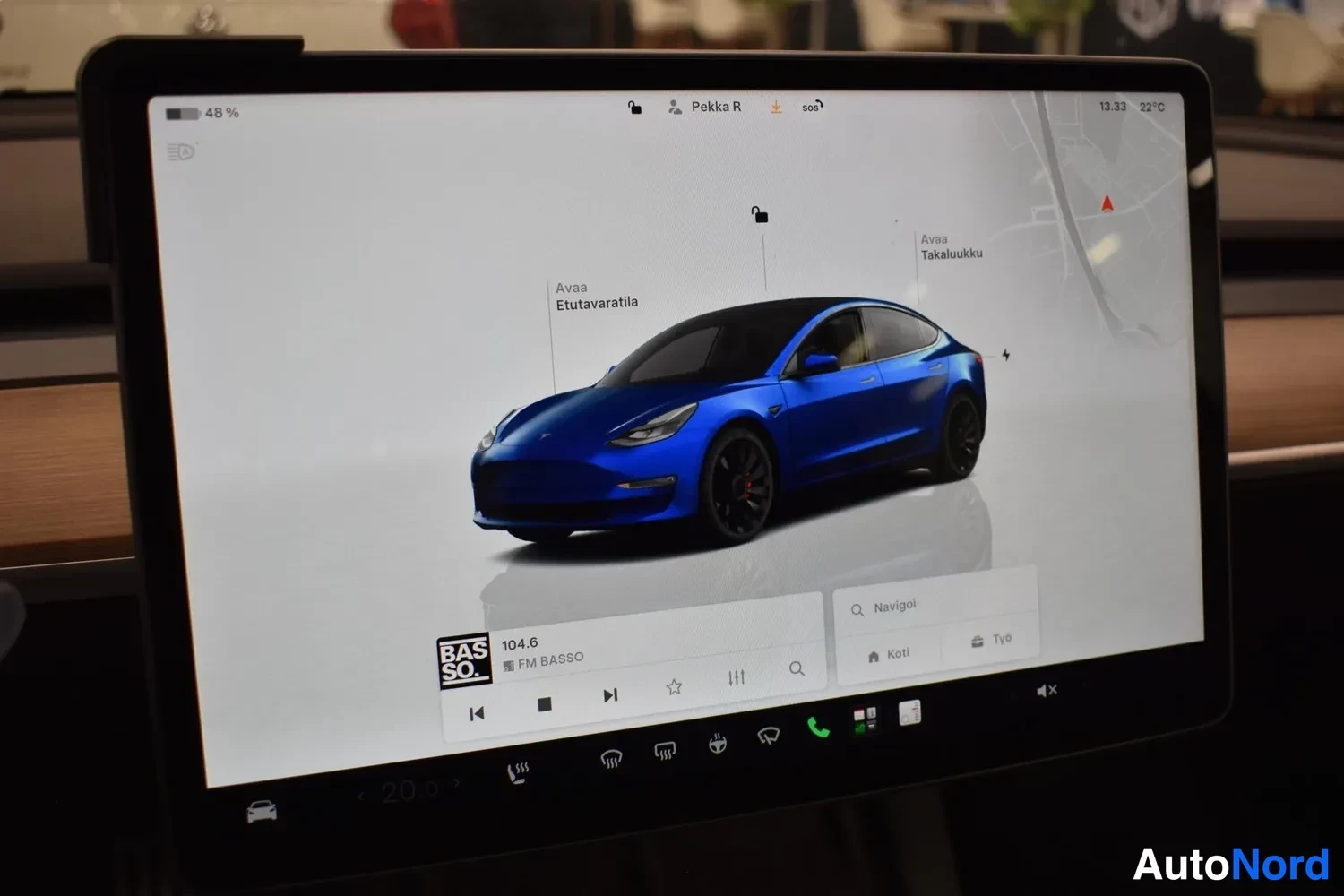 Sininen Tesla Model 3 Performance 2022, kuva 10