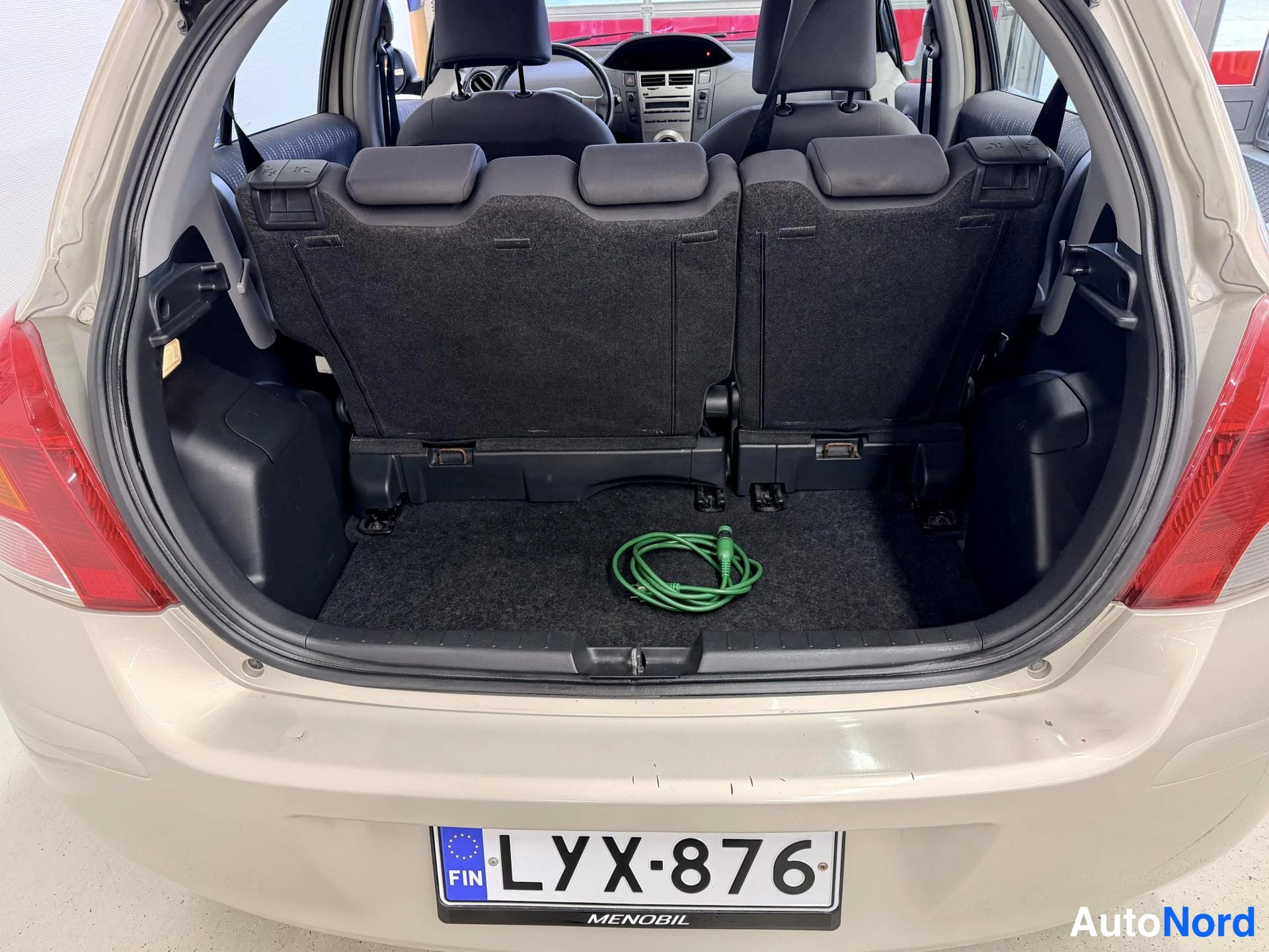 Beige Toyota Yaris 2009, takaa, kuva 8