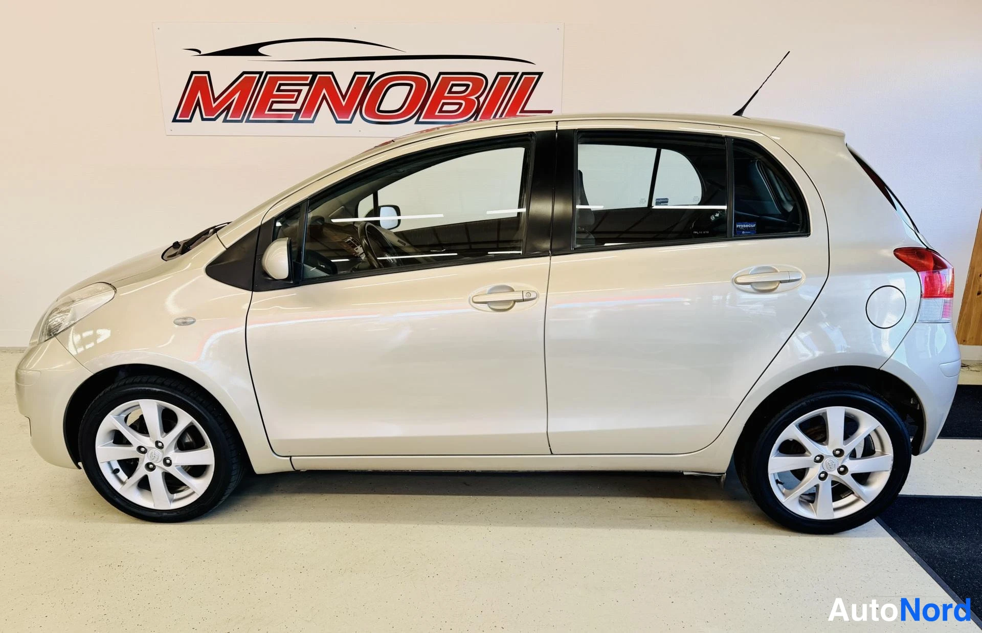 Beige Toyota Yaris 2009, sivulta, kuva 5