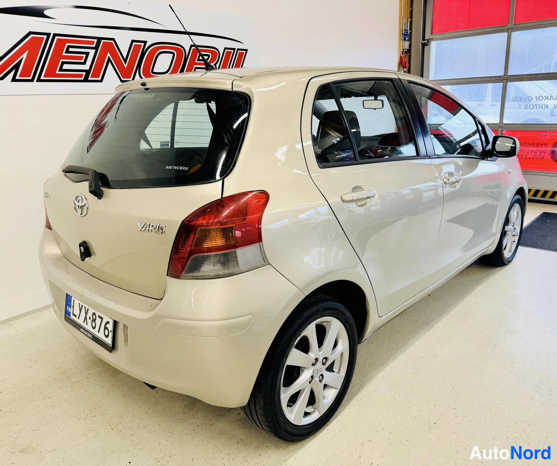 Beige Toyota Yaris 2009, takaviisto, kuva 6