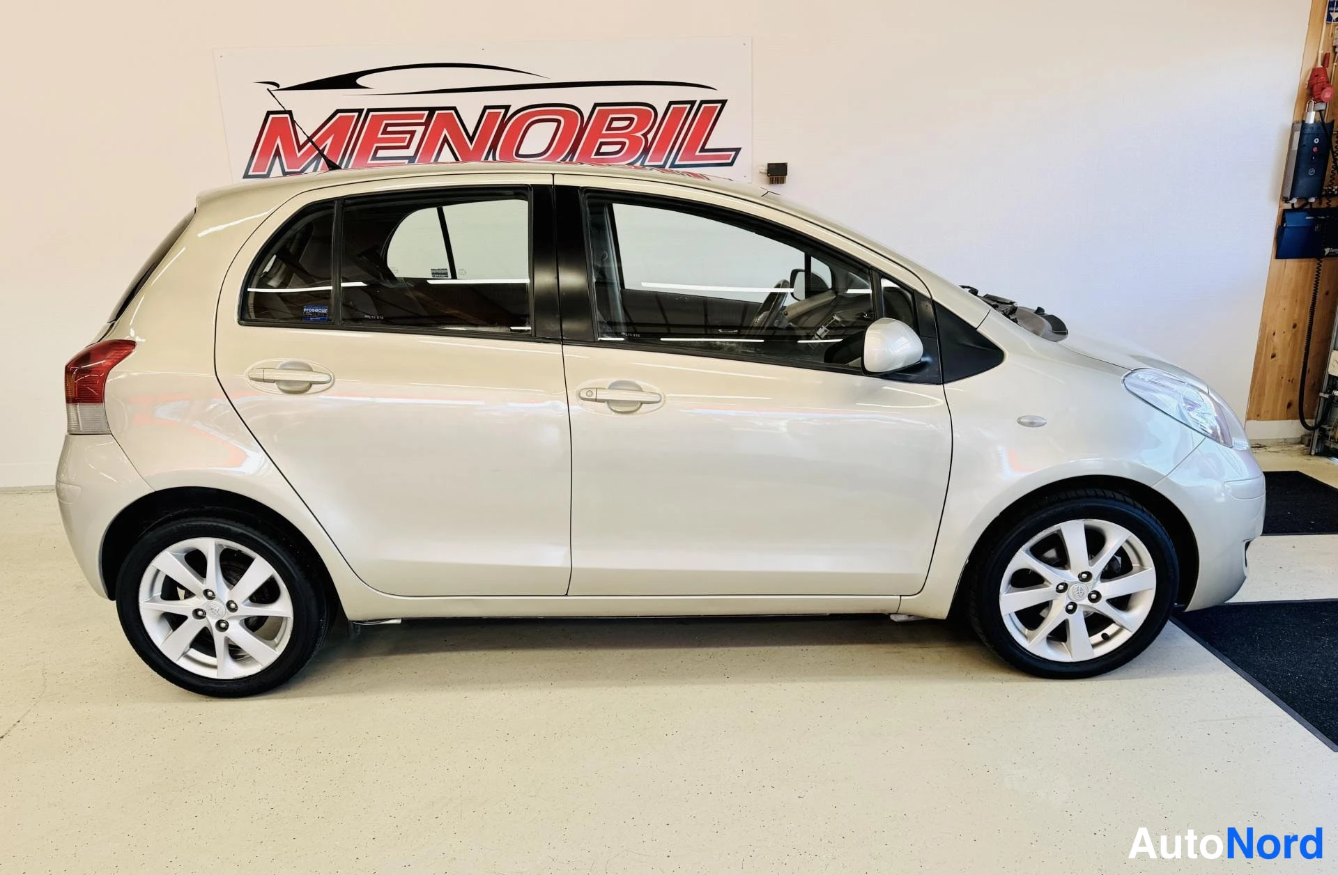 Beige Toyota Yaris 2009, etuviisto, keula oikealle, kuva 2