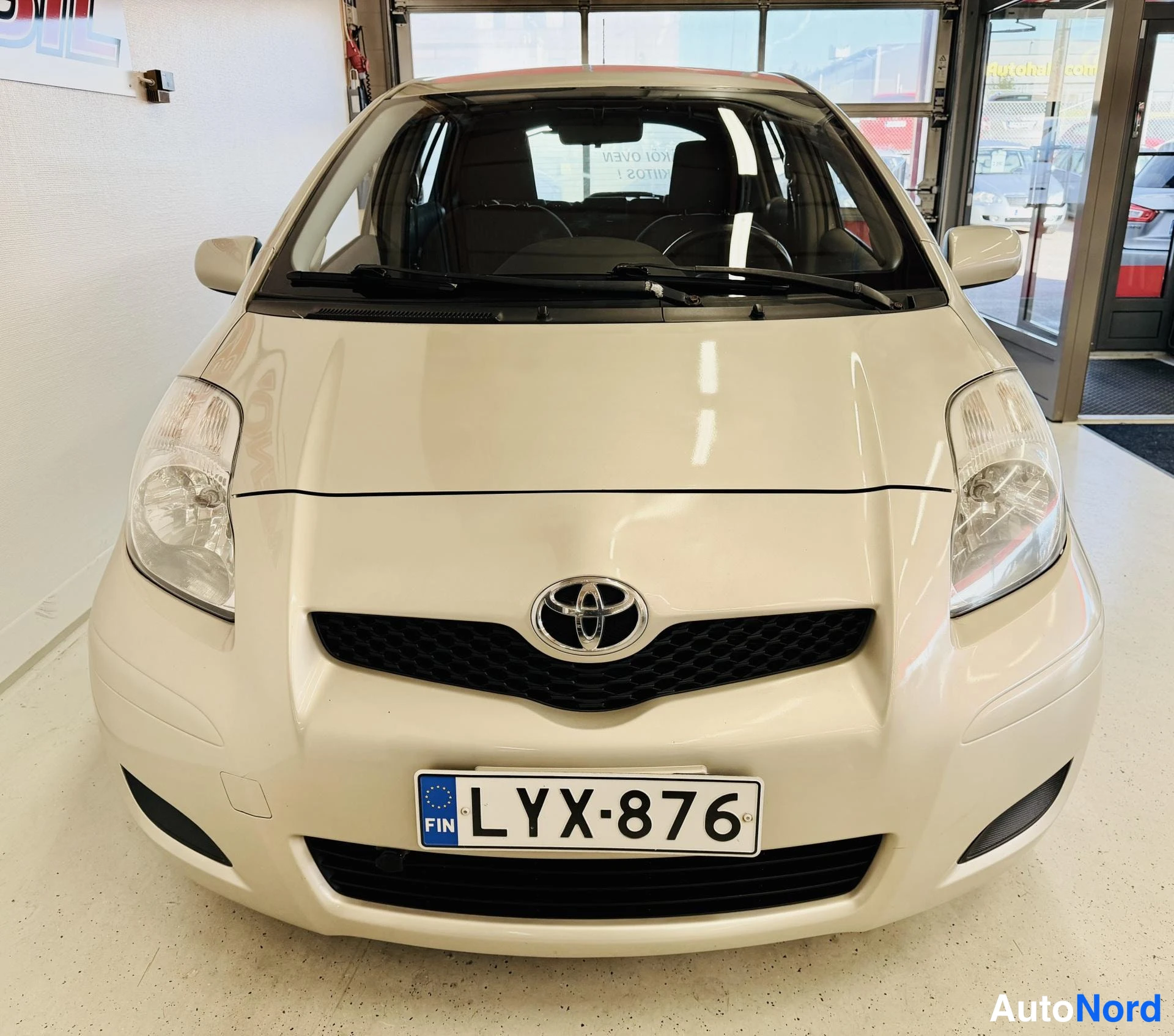Beige Toyota Yaris 2009, edestä, kuva 4