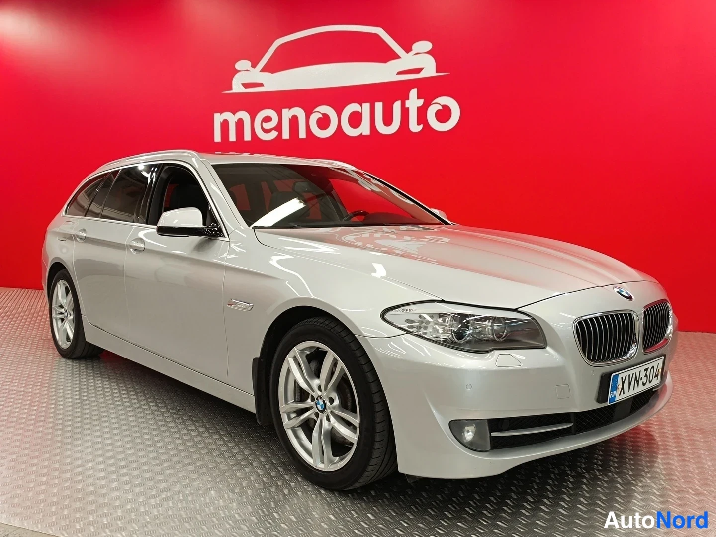 Grey BMW 525d xDrive 2013, front three-quarter, nose to the right, photo 2