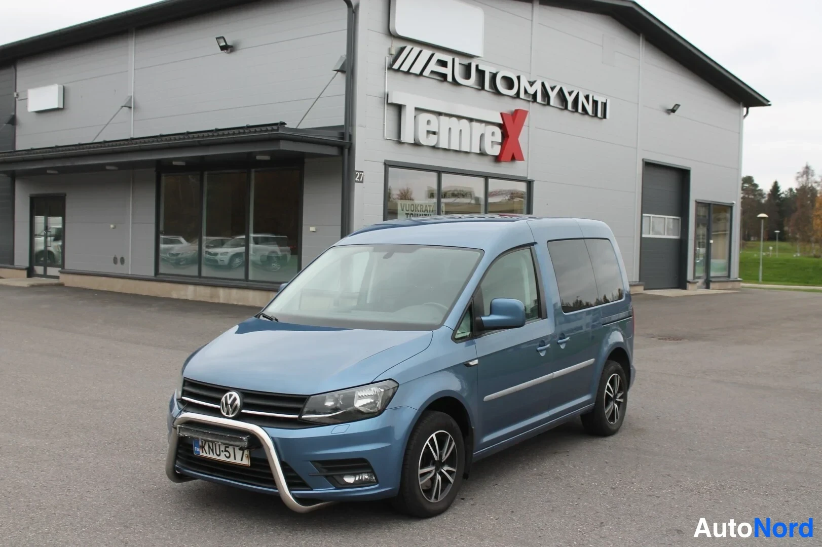 Sininen Volkswagen Caddy 2016, etuviisto, keula vasemmalle, kuva 2