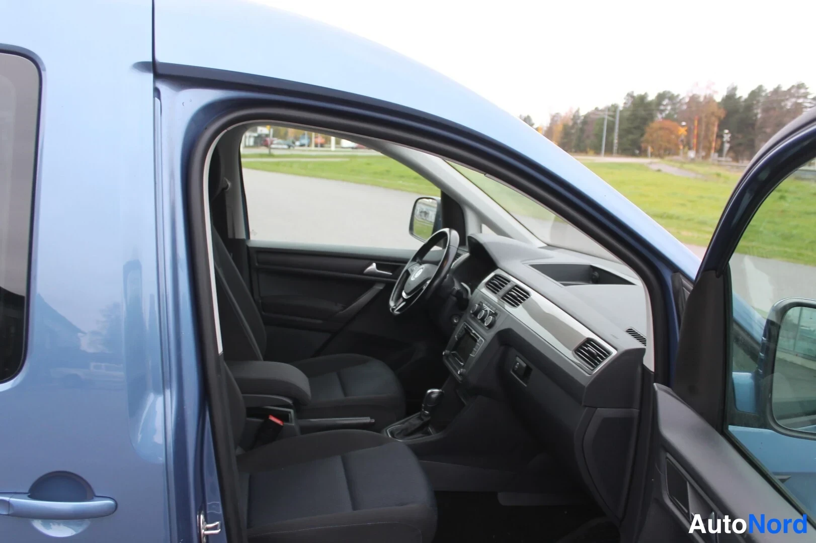 Sininen Volkswagen Caddy 2016, kuva 11