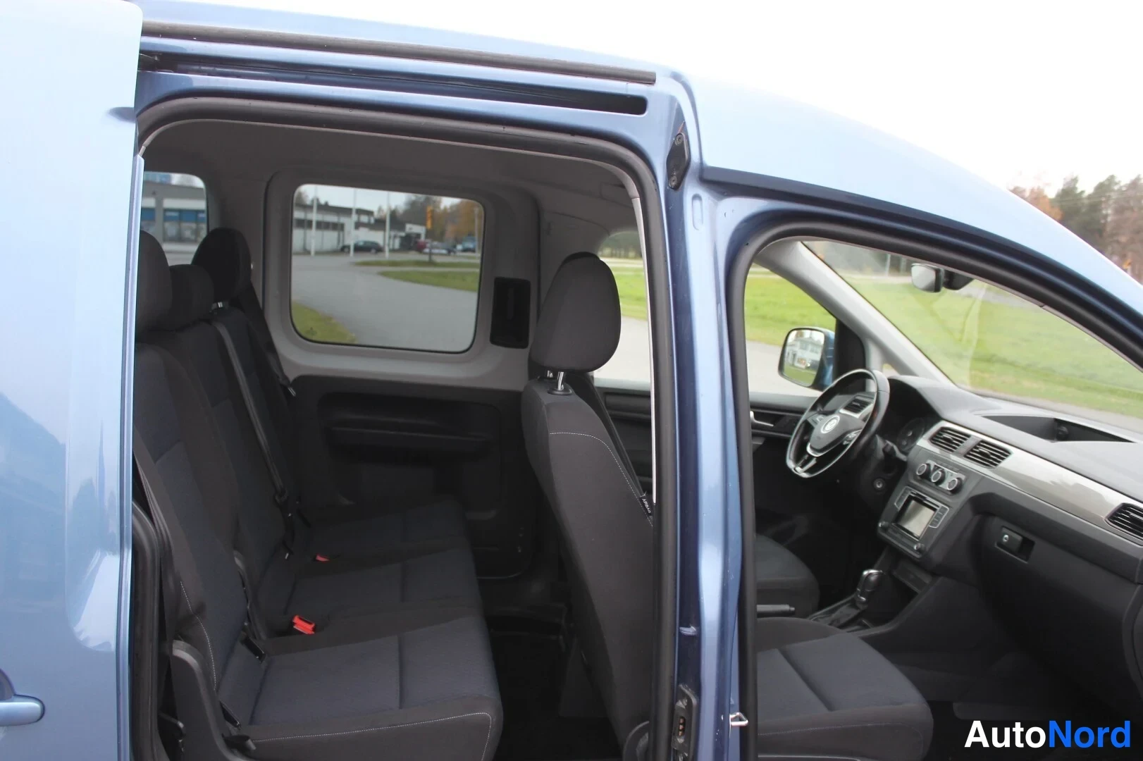 Sininen Volkswagen Caddy 2016, kuva 12