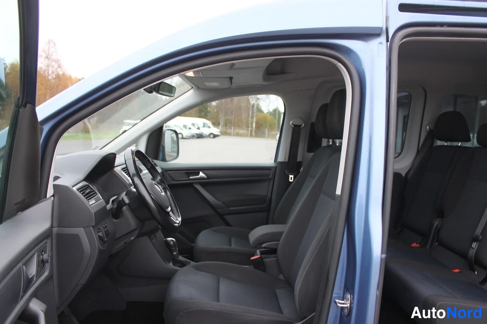 Sininen Volkswagen Caddy 2016, kuva 13