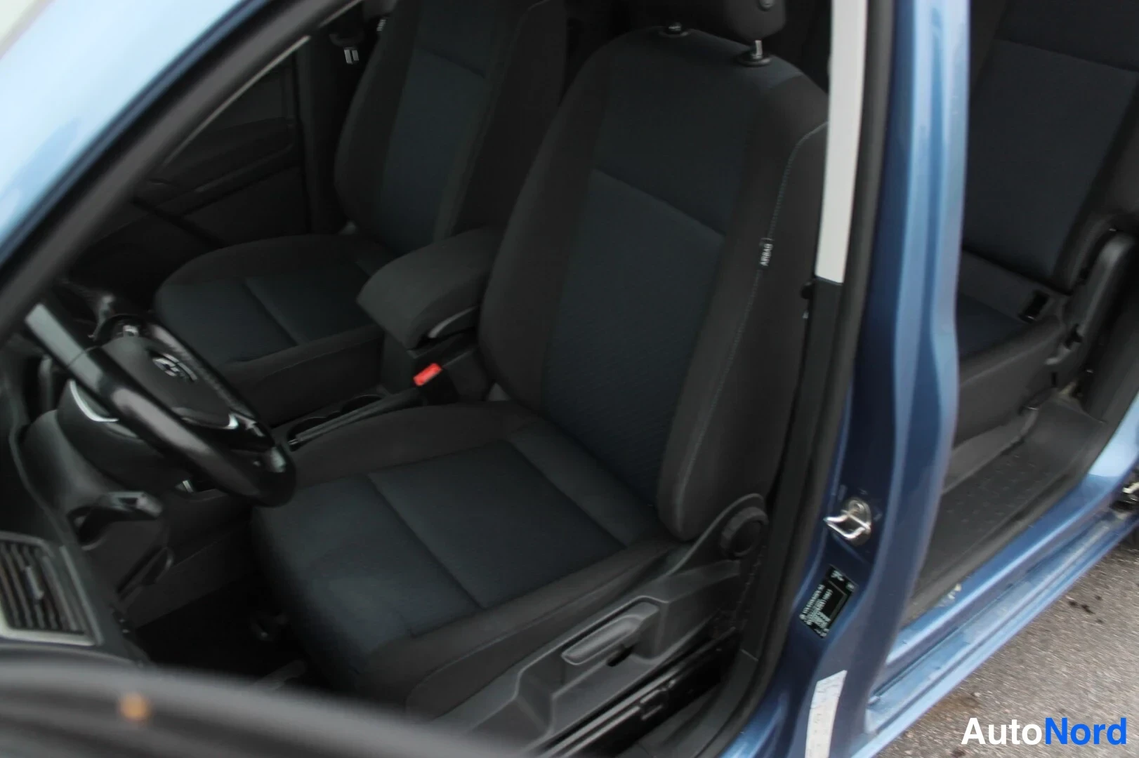 Sininen Volkswagen Caddy 2016, kuva 14