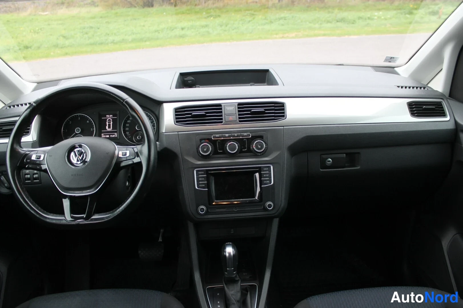 Sininen Volkswagen Caddy 2016, kuva 15