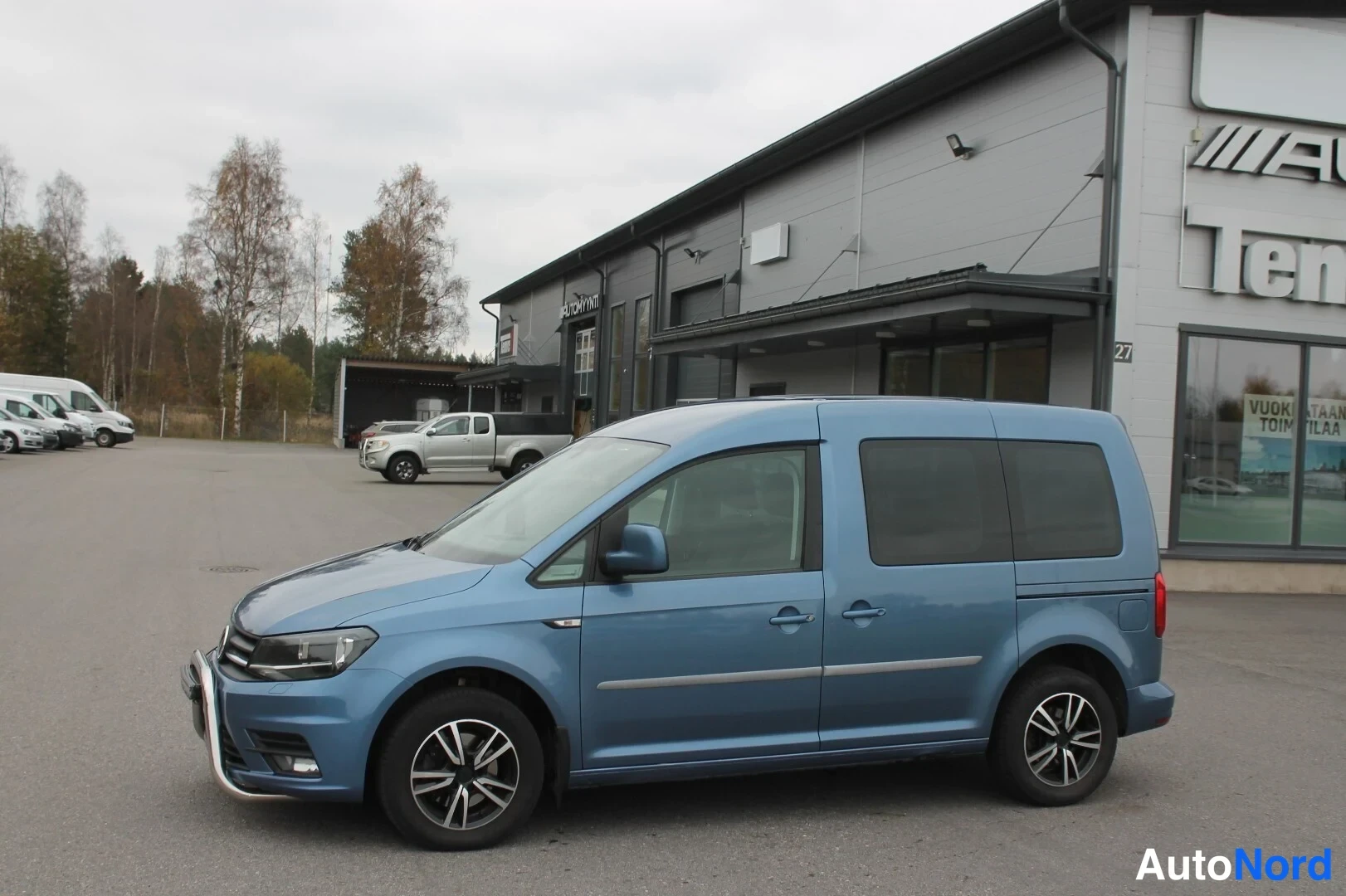 Sininen Volkswagen Caddy 2016, etuviisto, keula vasemmalle, kuva 3