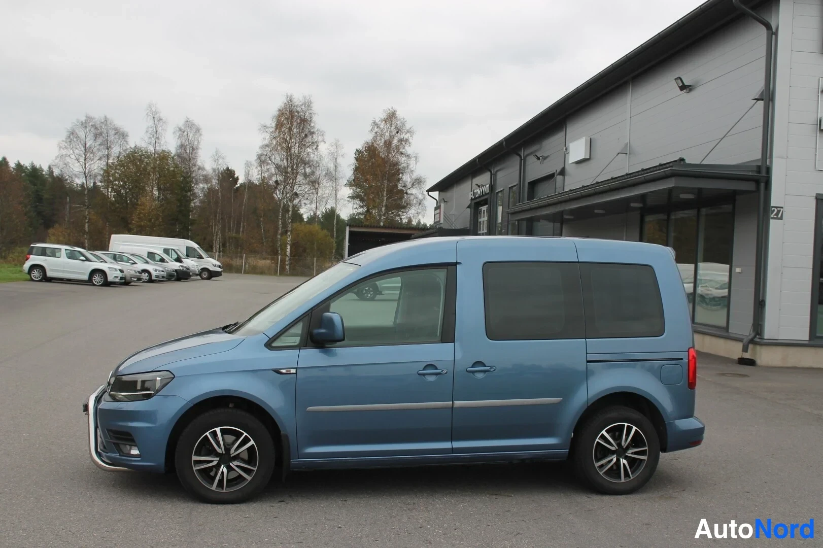 Sininen Volkswagen Caddy 2016, etuviisto, keula vasemmalle, kuva 4