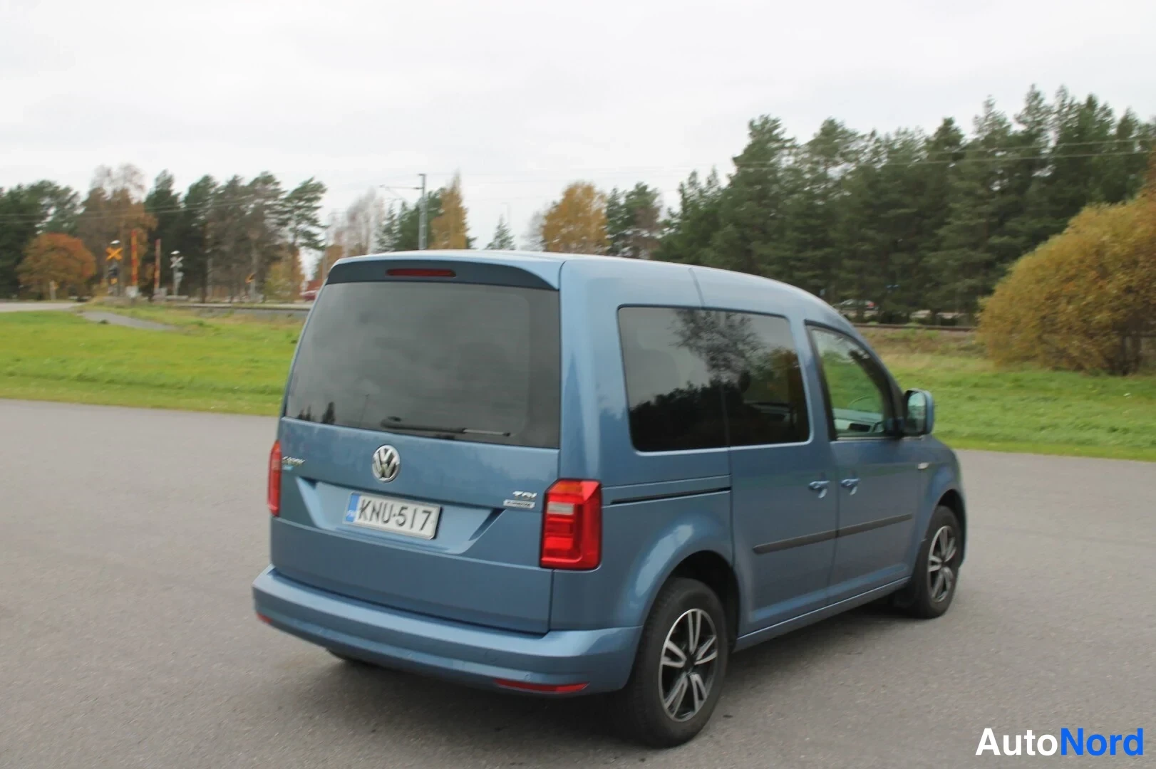 Sininen Volkswagen Caddy 2016, takaviisto, kuva 10