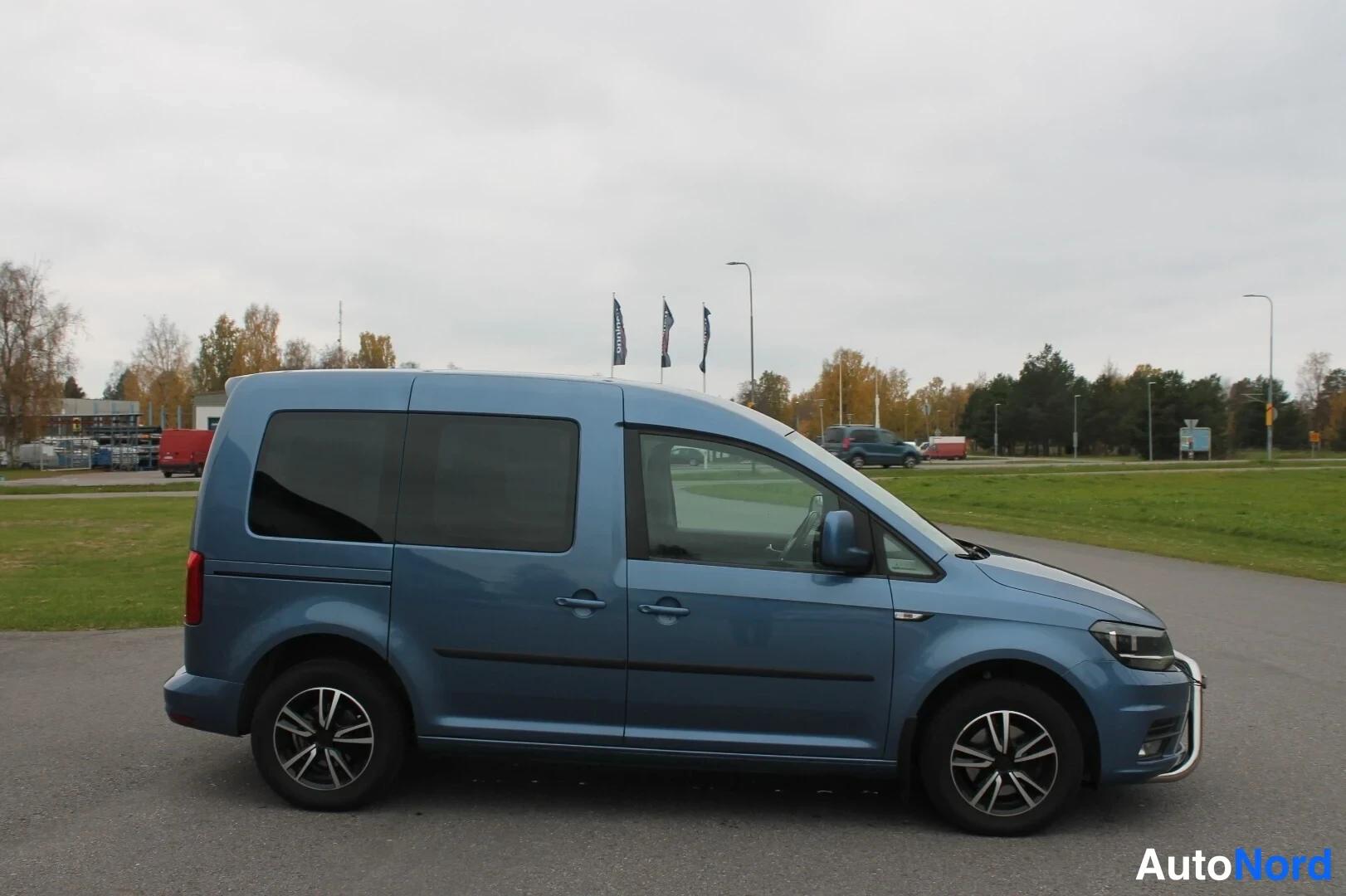 Sininen Volkswagen Caddy 2016, etuviisto, keula oikealle, kuva 6
