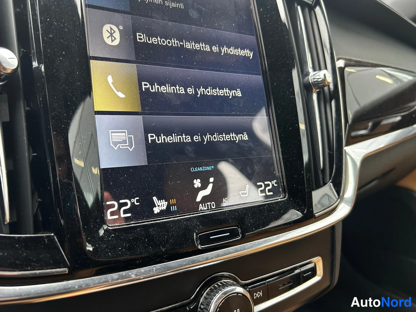 Muu: Keskinäyttö: Bluetooth-laitetta ei yhdistetty ja Puhelinta ei yhdistettyä -viestit, alareunassa 22 astetta ja AUTO.