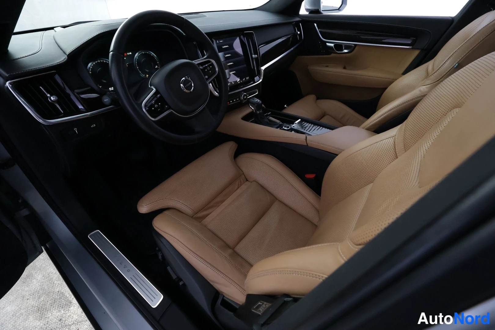 Hopea Volvo V90 2016, ohjaamo, kuva 9