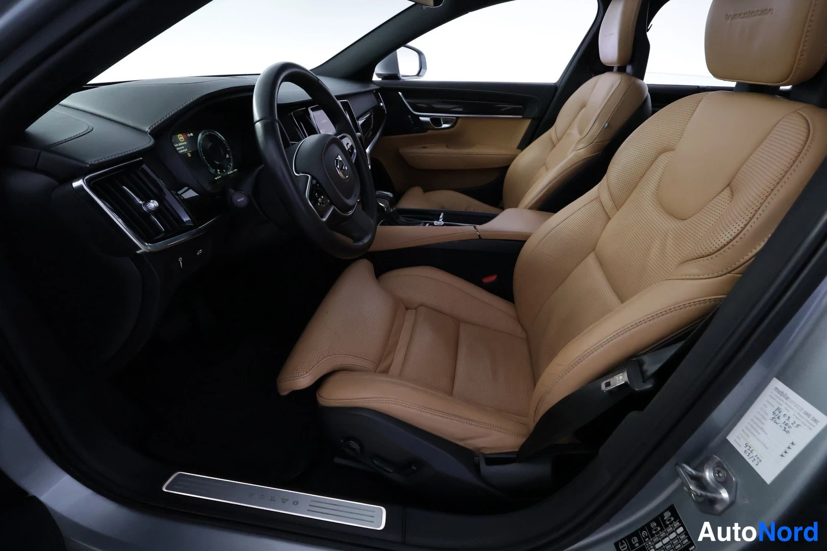 Hopea Volvo V90 2016, ohjaamo, kuva 10