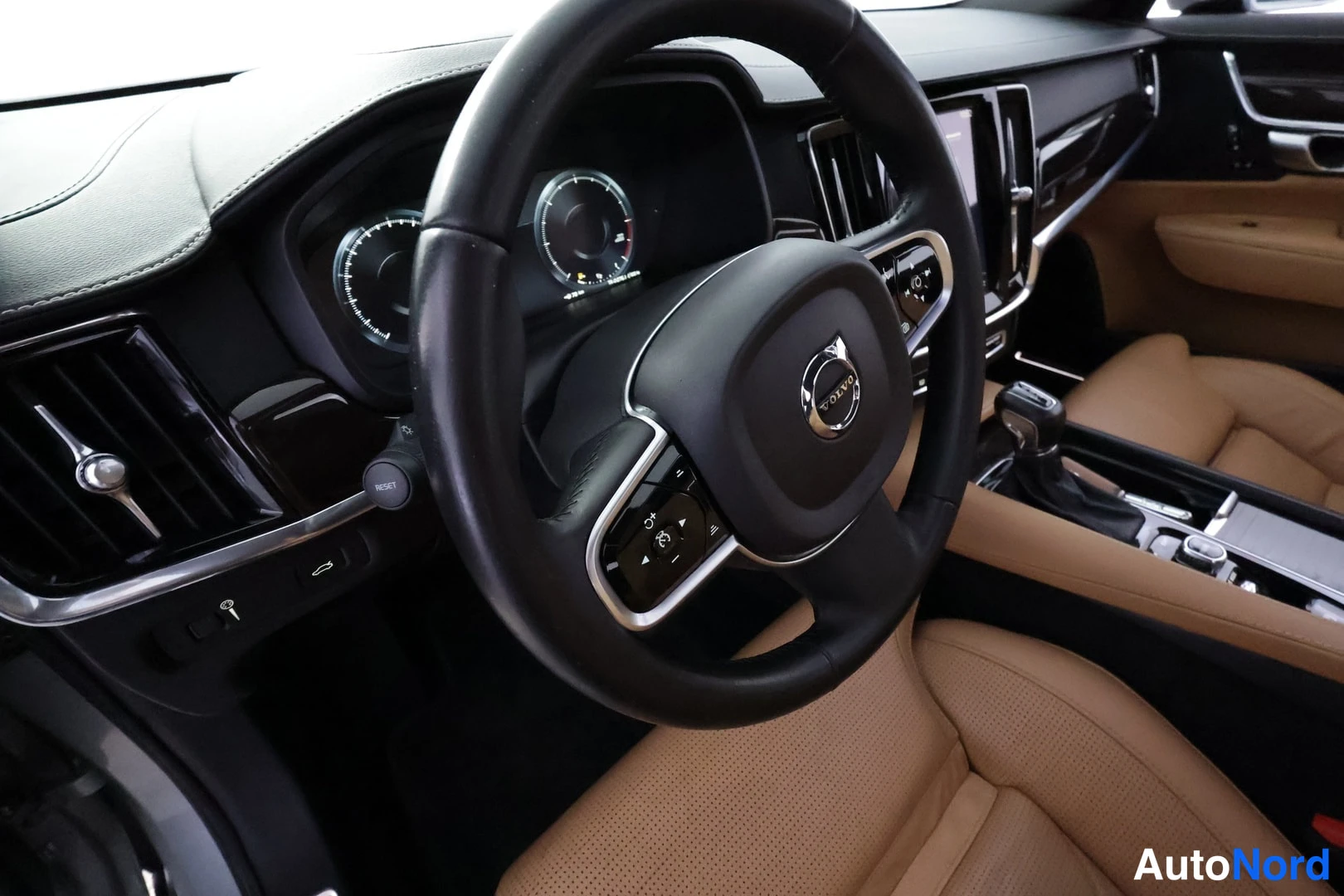 Hopea Volvo V90 2016, ohjaamo, kuva 12