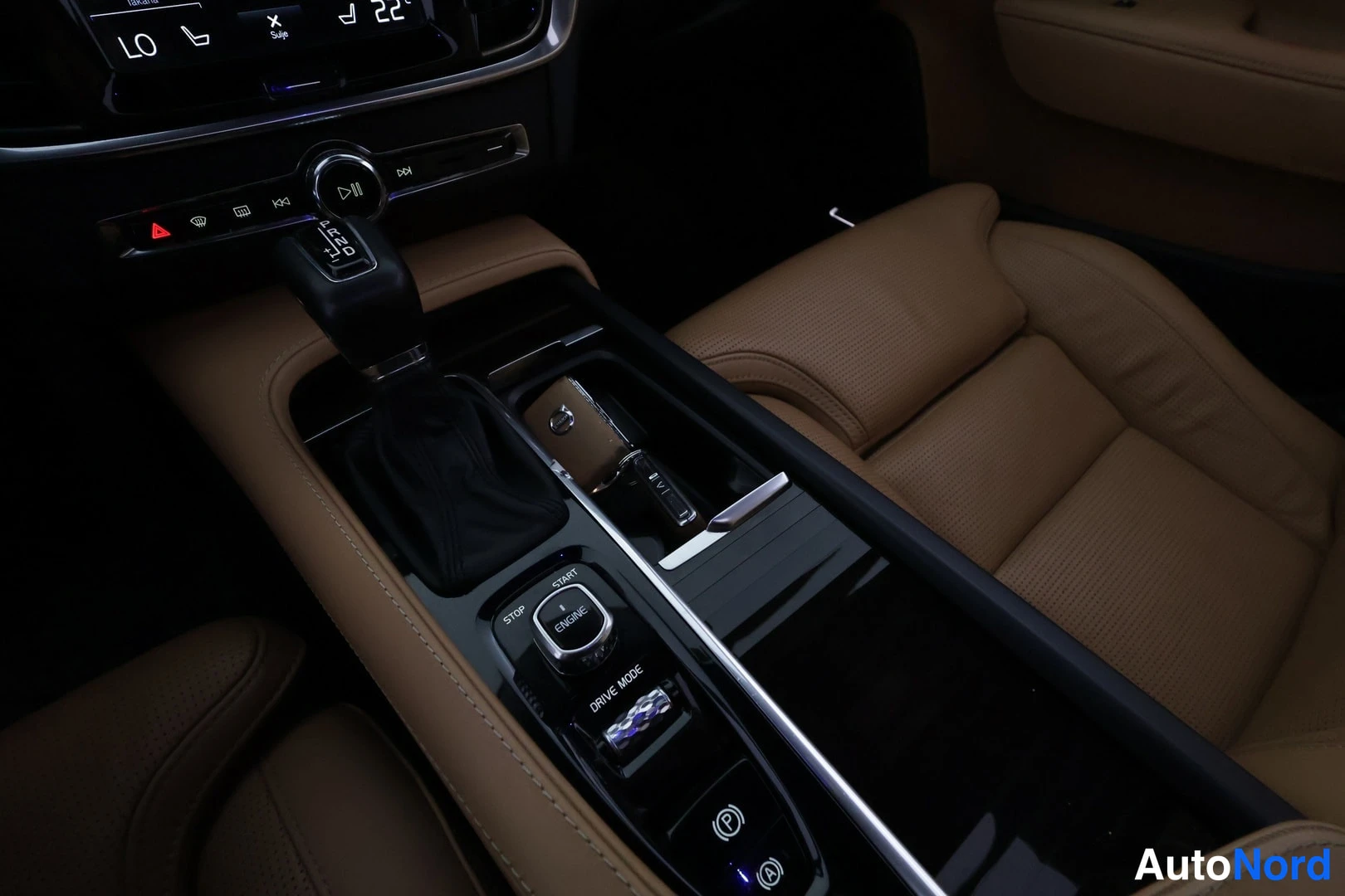 Hopea Volvo V90 2016, ohjaamo, kuva 13