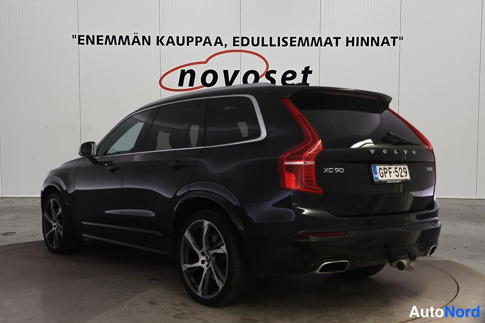 Takaviisto: Mustan Volvo XC90:n takaviisto vasemmalta, XC 90 -merkintä, T8-merkintä ja rekisterikilpi näkyvät.