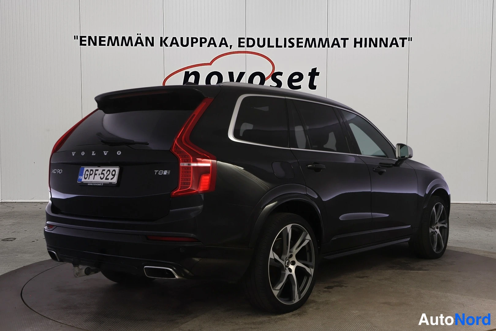 Takaviisto: Mustan Volvo XC90:n takaviisto oikealta, takavalot, T8-merkintä ja rekisterikilpi näkyvät.