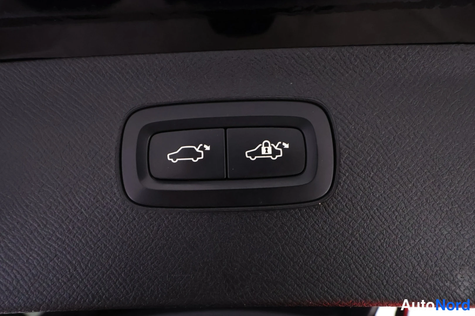 Musta Volvo XC90 2018, yksityiskohta, kuva 10