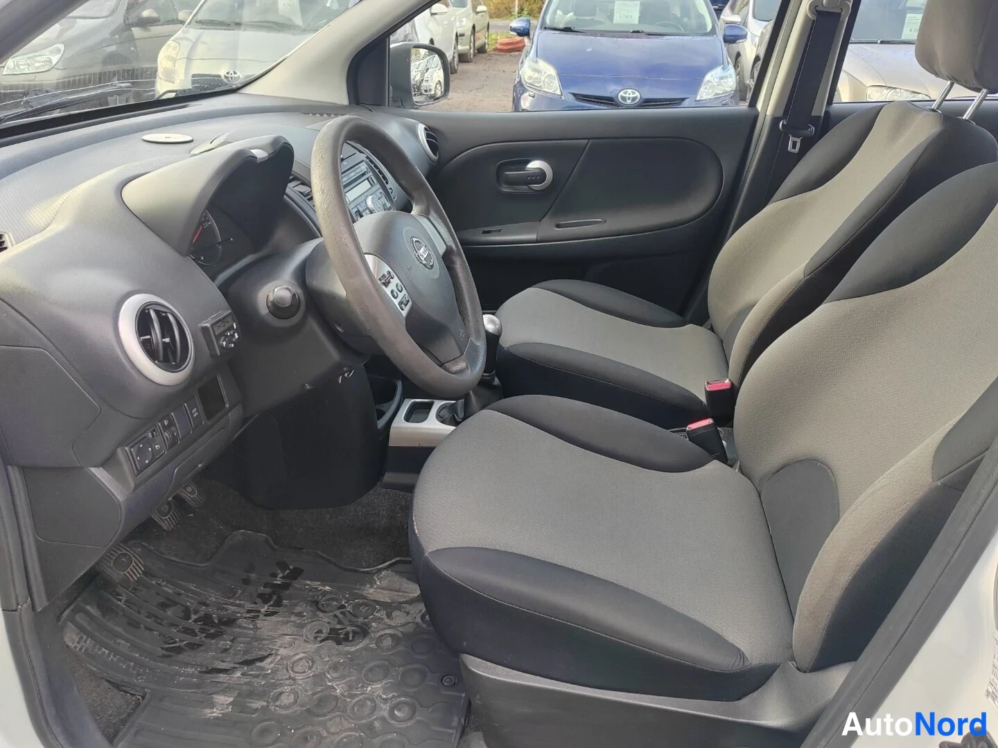 White Nissan Note 2011, photo 12