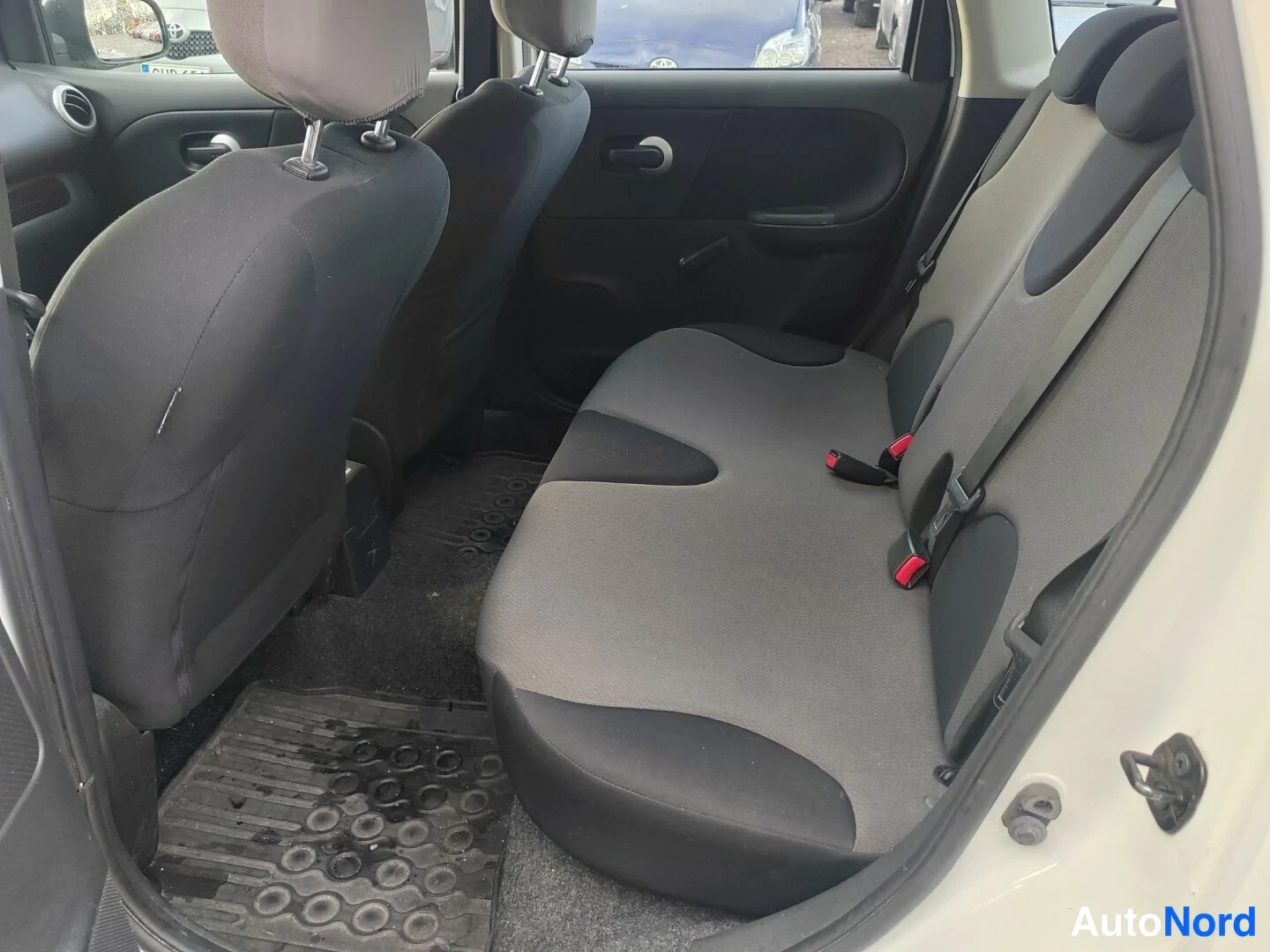 White Nissan Note 2011, photo 14