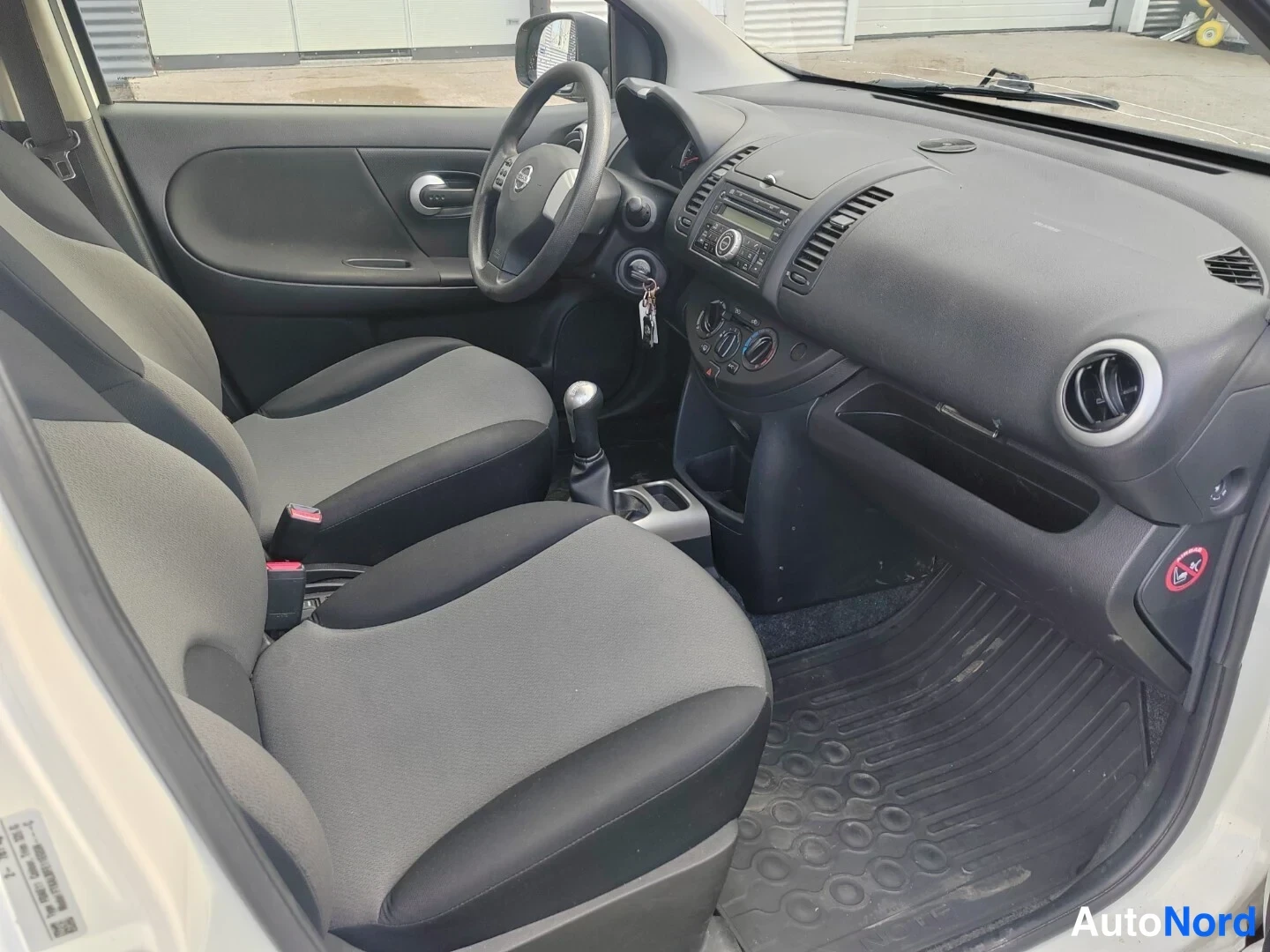 White Nissan Note 2011, front, photo 6