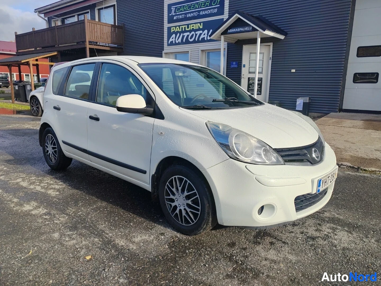 White Nissan Note 2011, front three-quarter, nose to the right, photo 2