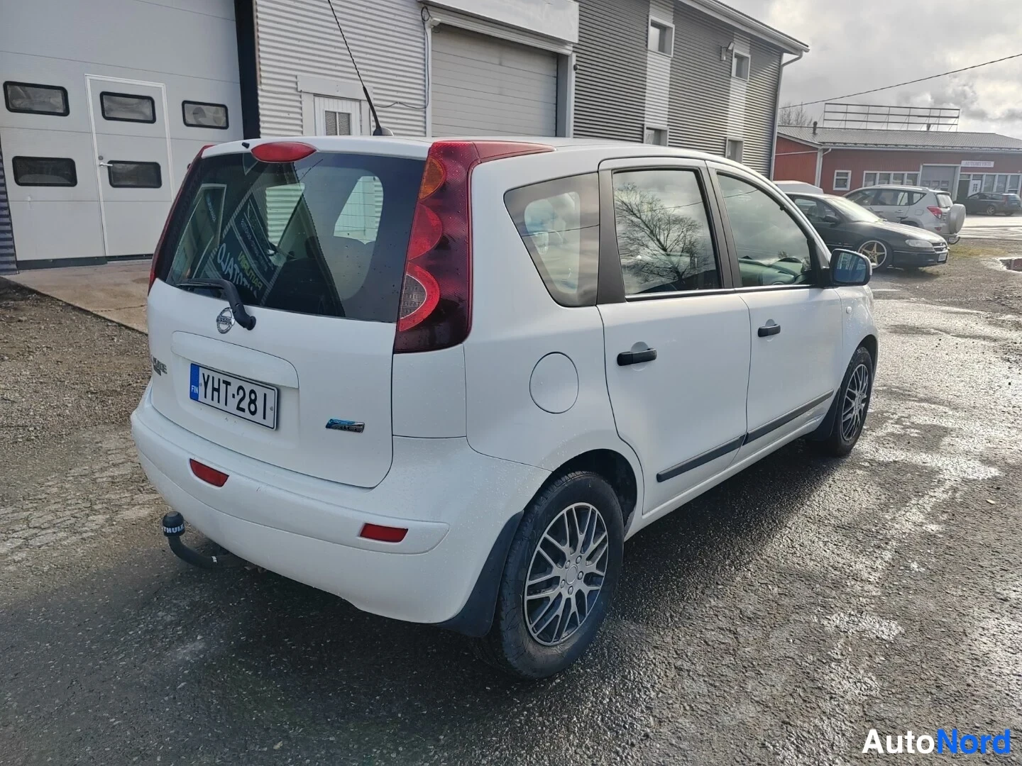 White Nissan Note 2011, rear three-quarter, photo 9