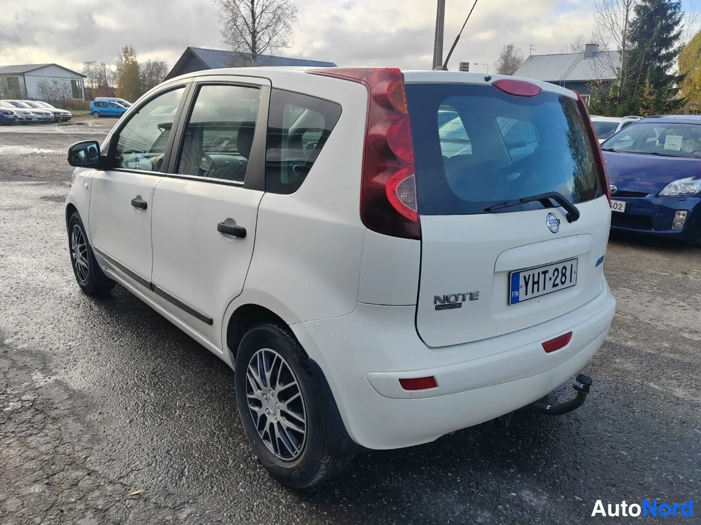 White Nissan Note 2011, rear three-quarter, photo 10