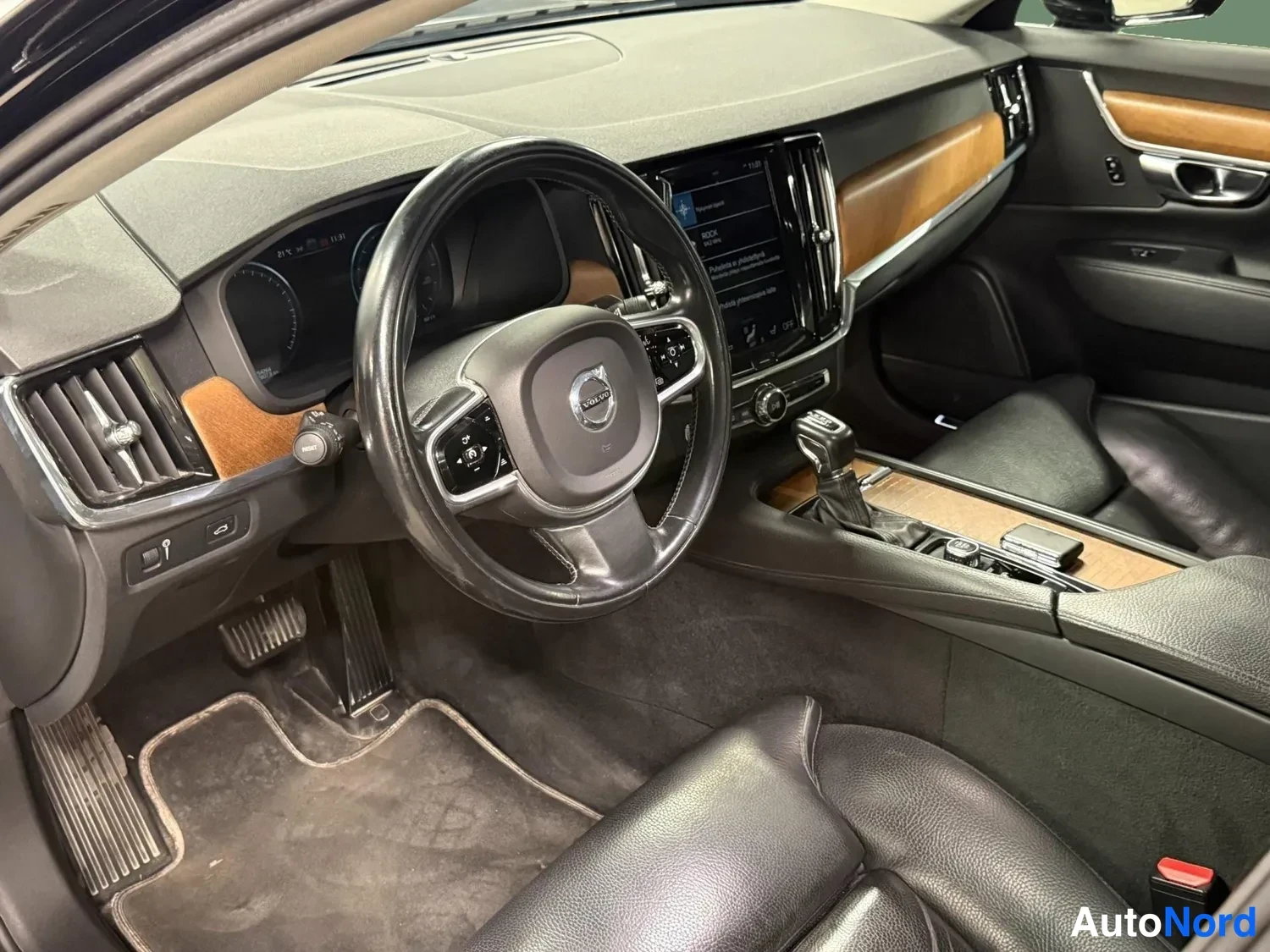 Musta Volvo S90 2017, ohjaamo, kuva 8