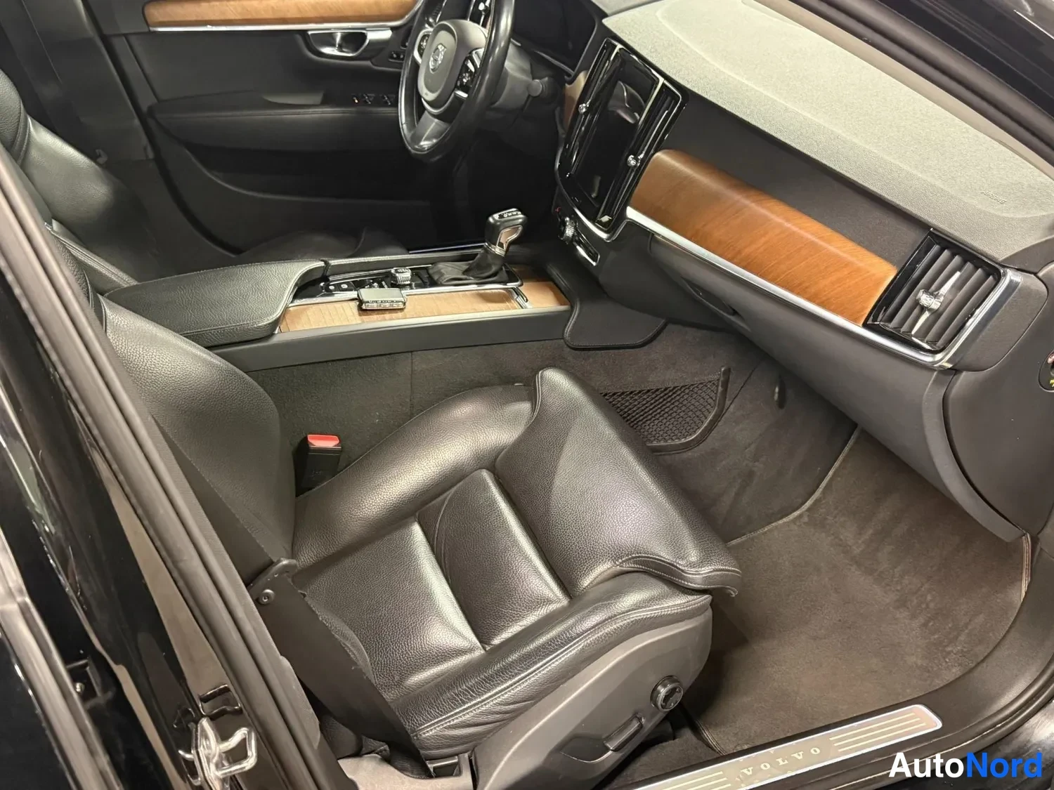 Musta Volvo S90 2017, ohjaamo, kuva 9
