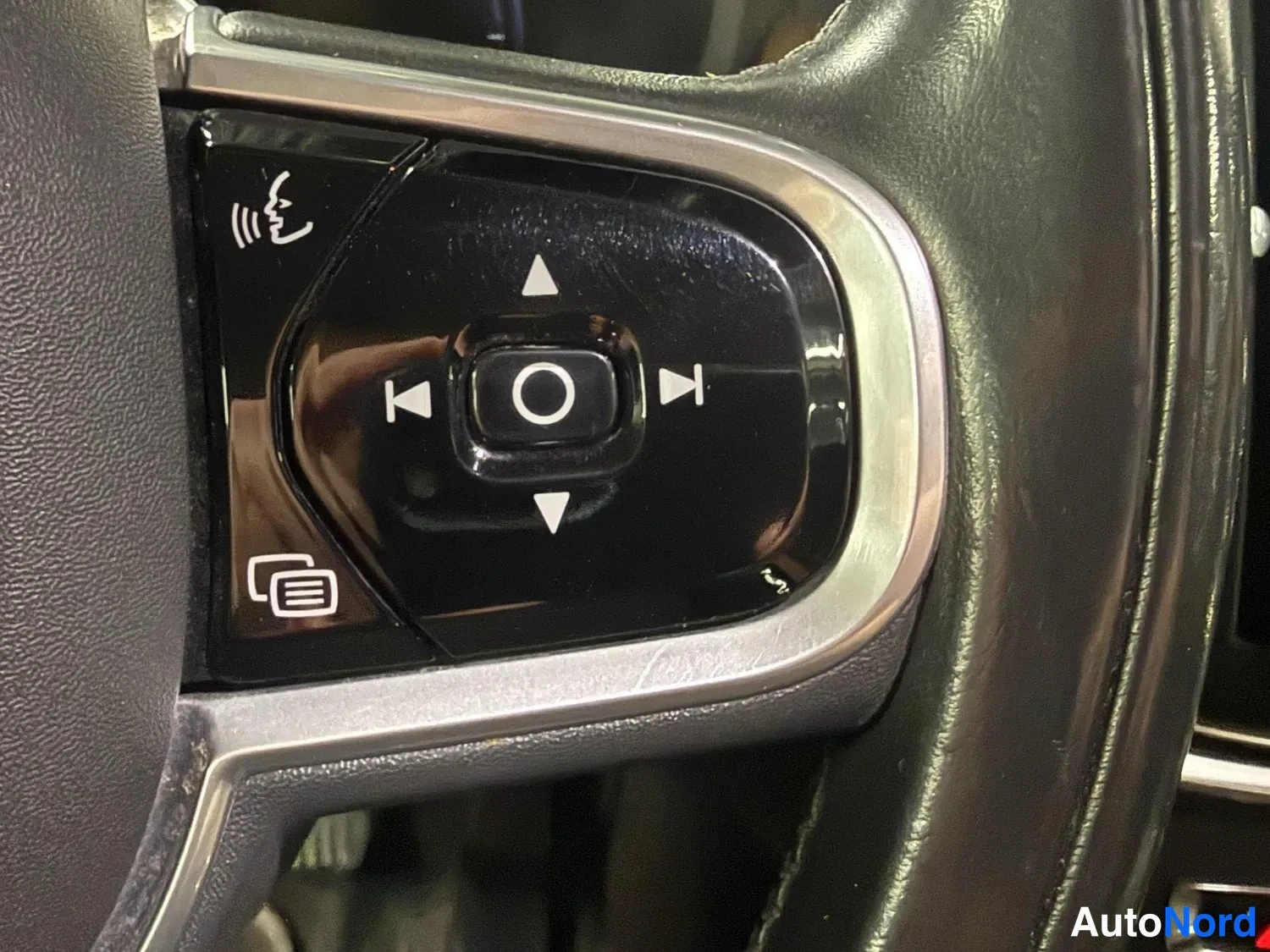 Musta Volvo S90 2017, yksityiskohta, kuva 17