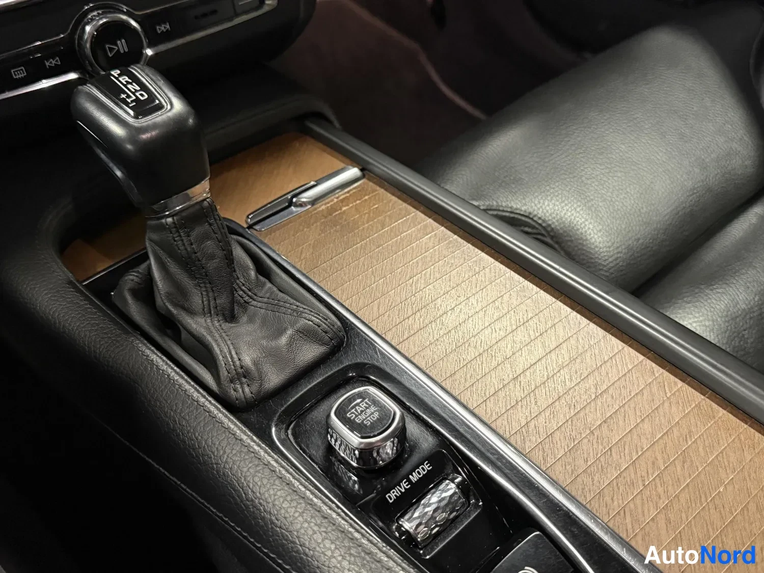 Musta Volvo S90 2017, yksityiskohta, kuva 19